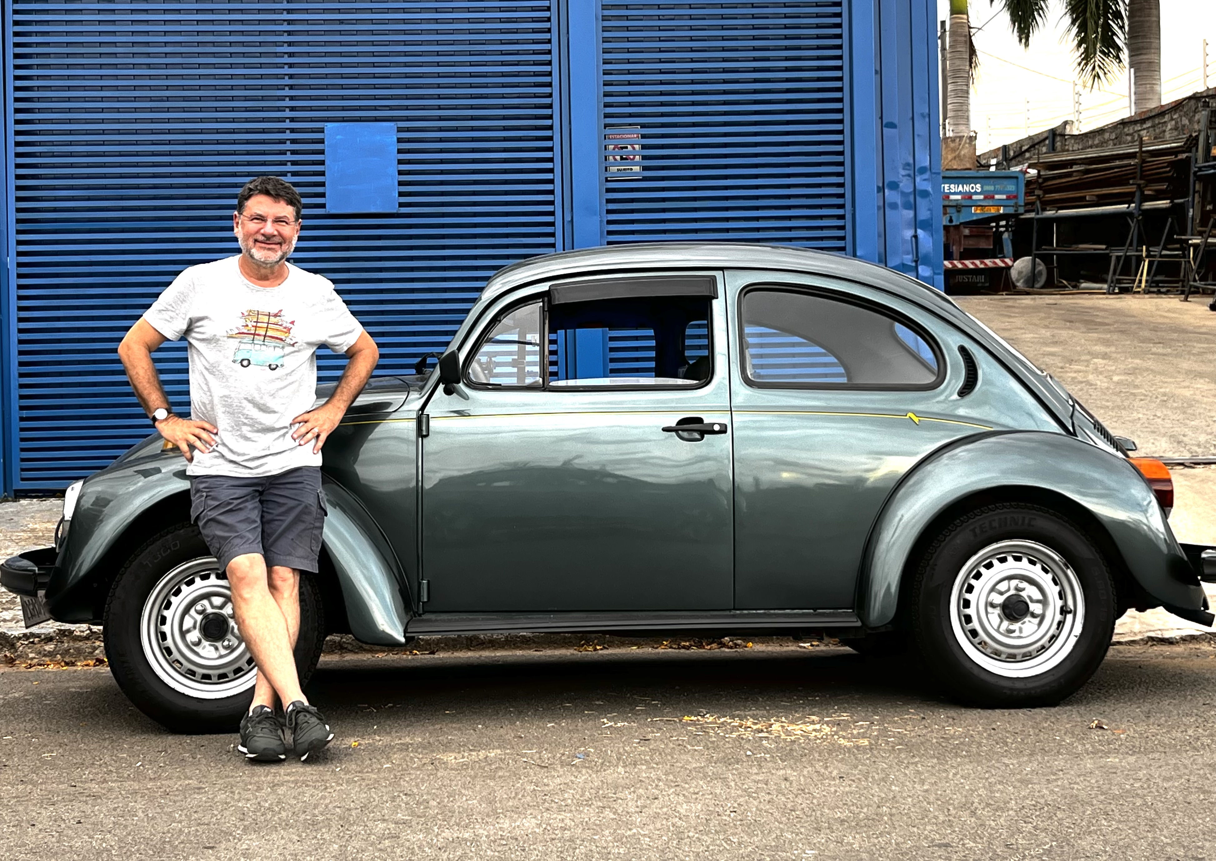 Binho Marques posa em frente ao seu fusca, em uma imagem que combina simplicidade, identidade e memória afetiva.