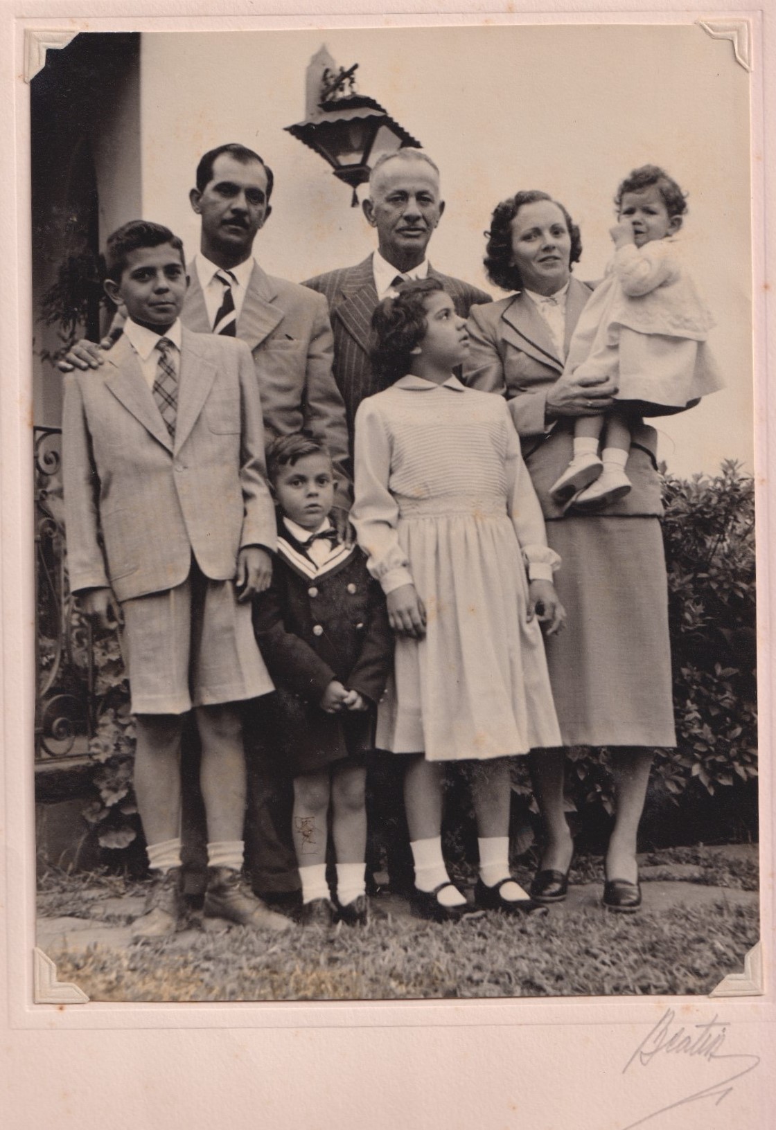 A fotografia mostra João Pereira Lima Neto aos seis anos de idade, cercado por sua família durante a tradicional festa anual da família Ribeiro do Valle. Estão presentes o avô Joaquim Augusto Ribeiro do Valle Filho, os pais Otávio e Eunice, e os irmãos Sérgio, Maria Luiza e Lavínia. O retrato traduz a importância dos encontros familiares como espaços de celebração, pertencimento e transmissão de valores entre gerações.