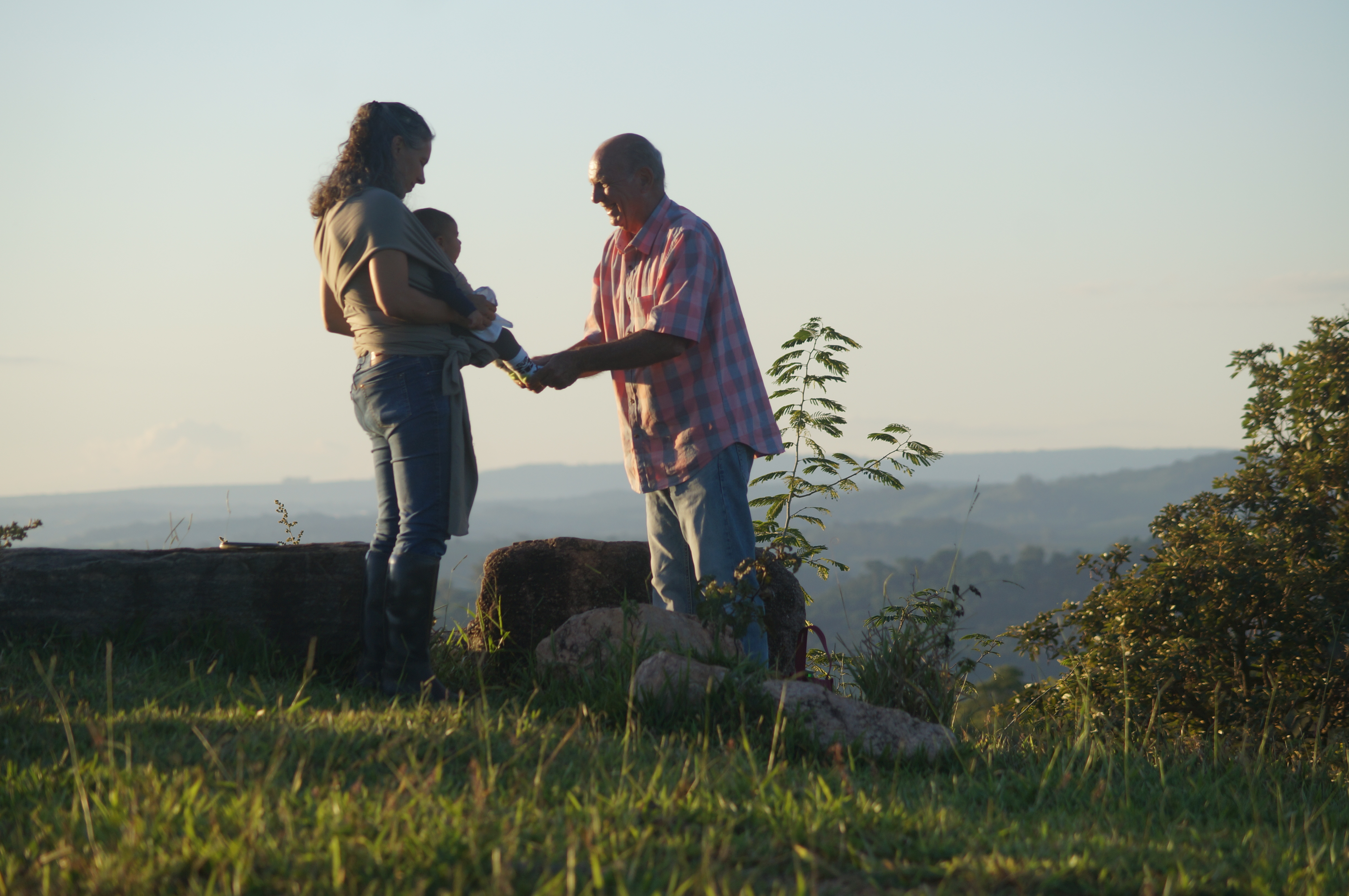 João Neto ao lado de sua filha Malu e de seu neto Eduardo, em um momento íntimo e simbólico que celebra a continuidade da vida. A imagem eterniza o encontro entre gerações, marcado pelo afeto e pela presença do primeiro neto nascido de Malu.