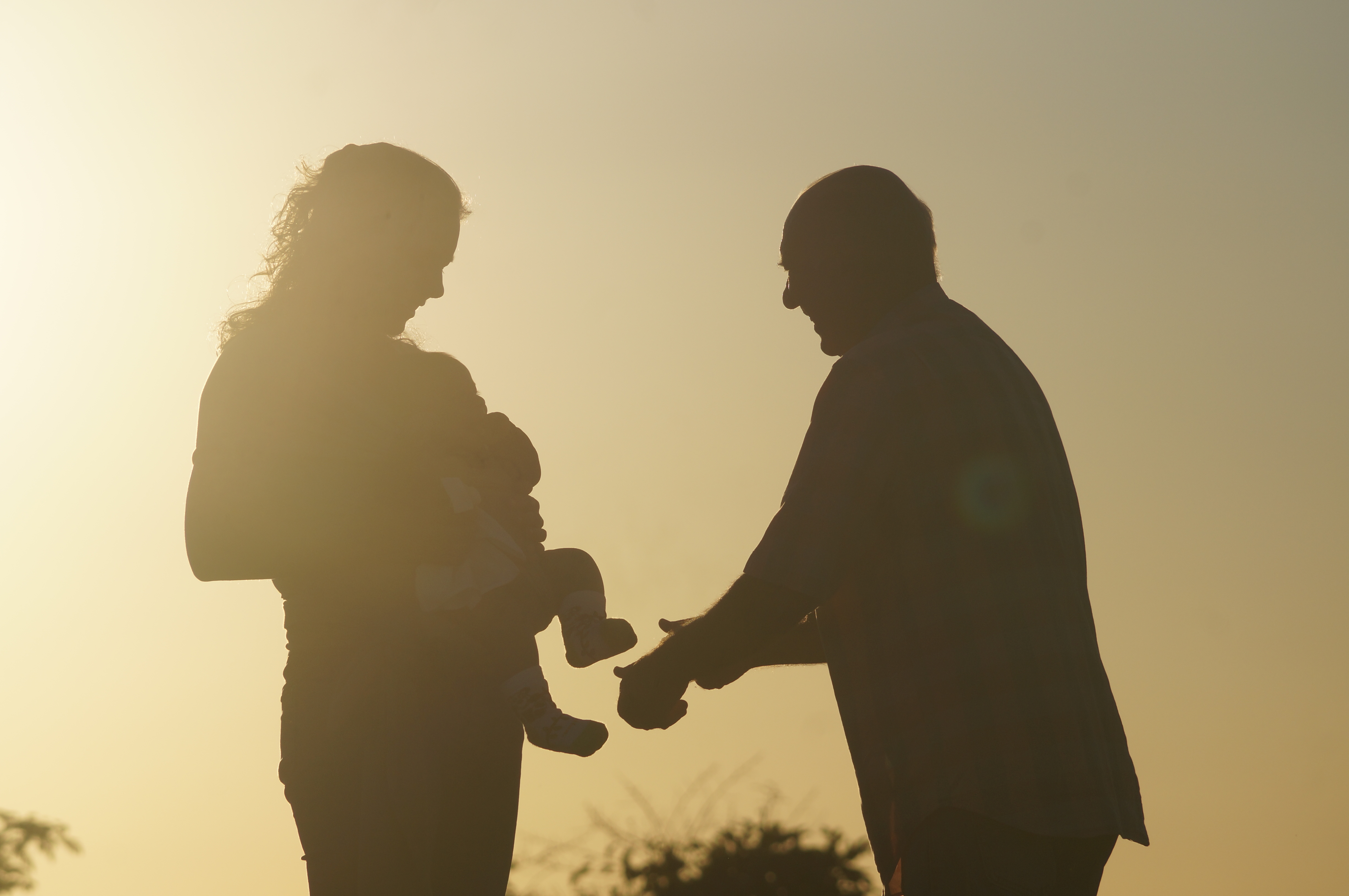 Registro especial de João Neto com Malu e Eduardo, seu primeiro neto por parte da filha. A fotografia revela o vínculo profundo entre pai, filha e neto, marcando o início de uma nova geração e o fortalecimento dos laços familiares.