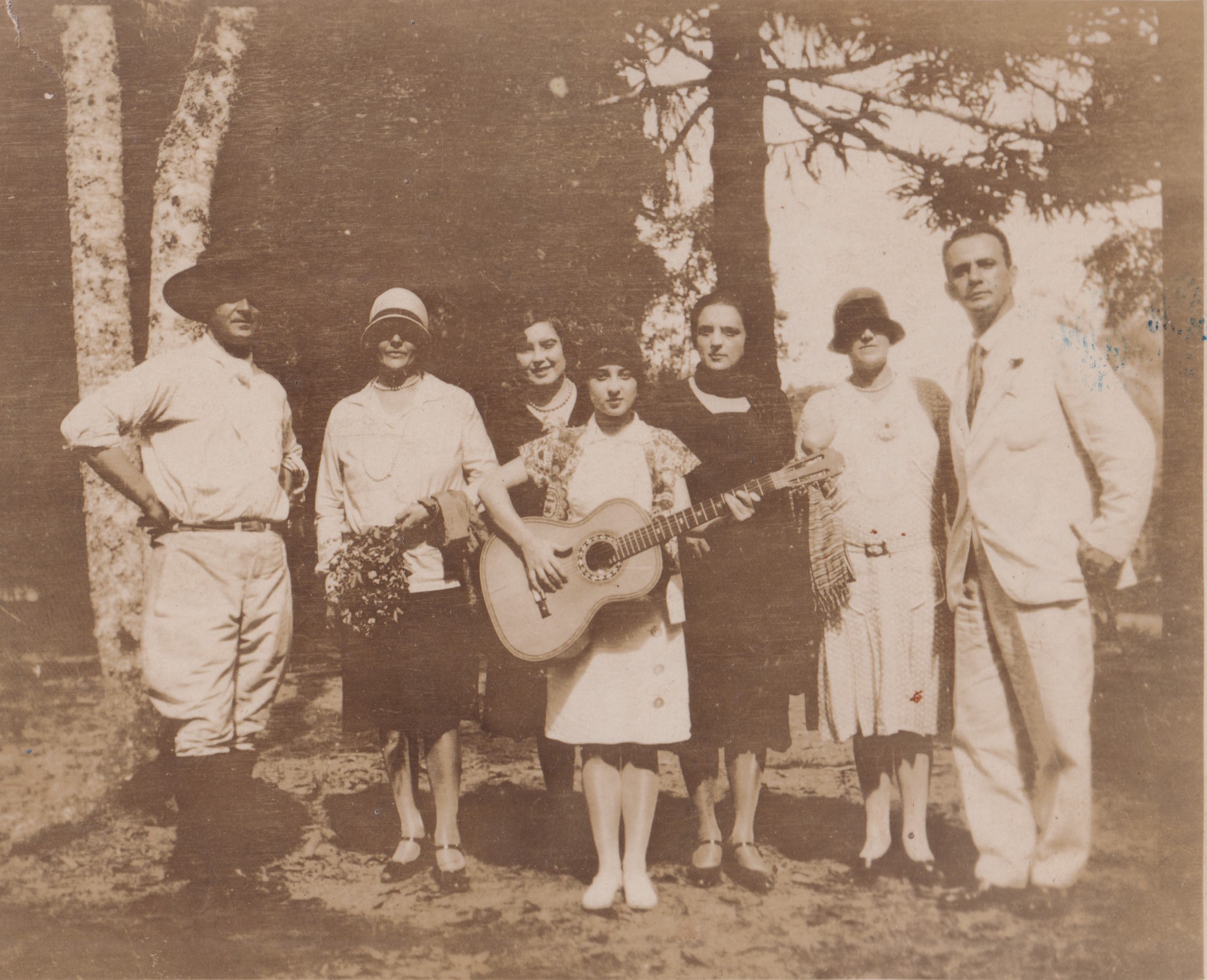 A fotografia registra a Festa dos Ribeiro do Valle, realizada na Fazenda mineira Nova Floresta. O encontro sugere um momento de convivência social e celebração no espaço rural.
