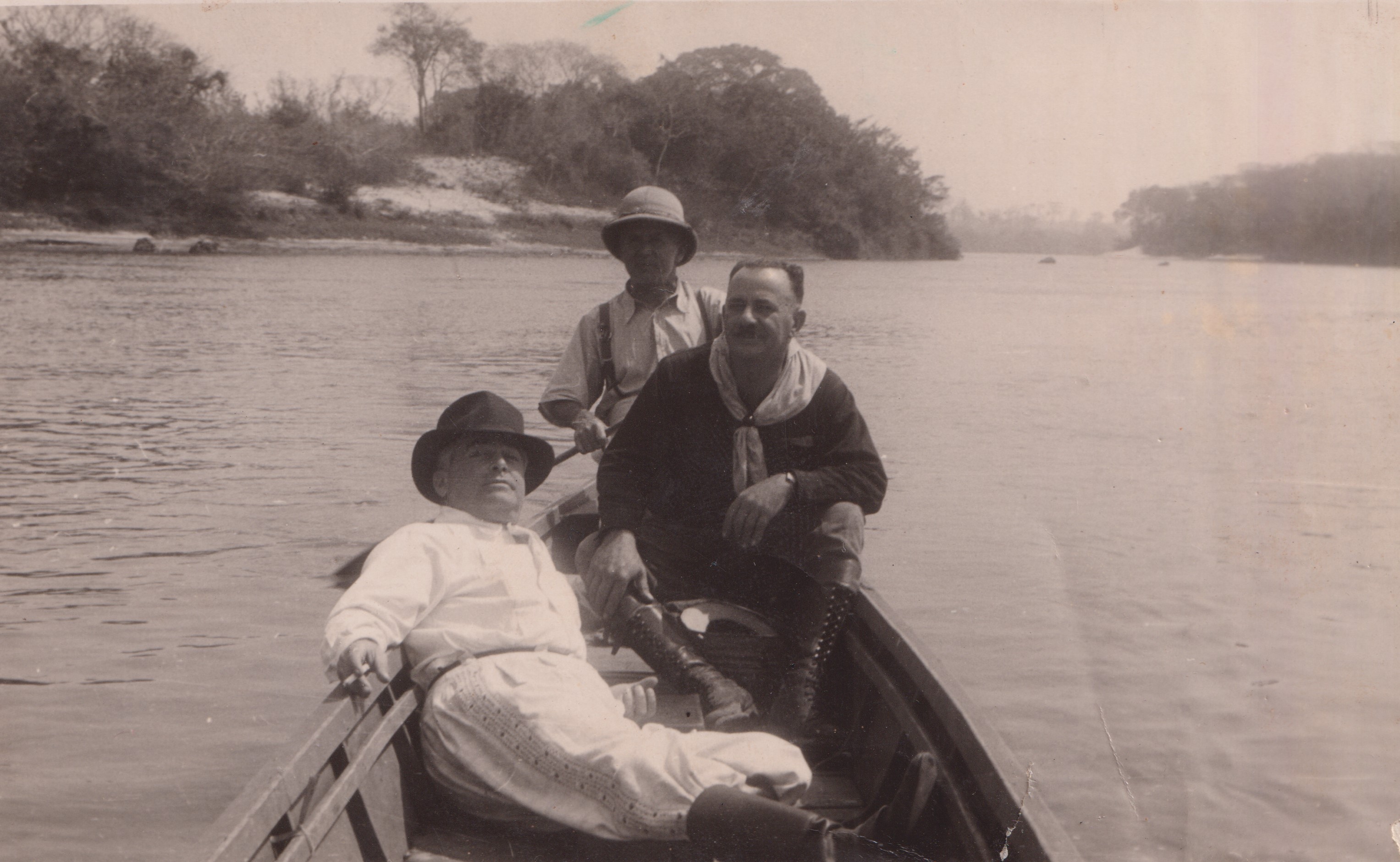 A fotografia registra um momento de lazer familiar durante uma pescaria realizada no chamado Rancho da Moeda, às margens do Rio Paraná. Na cena, o pai de João, Octávio, aparece acompanhado de seus filhos, em um instante de convivência e descanso.
