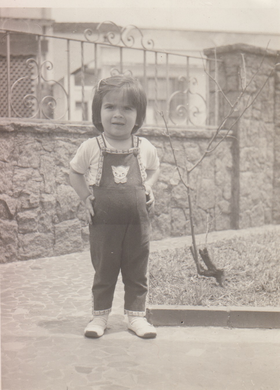 Com um ano e meio de idade, Paula no jardim de sua casa, no bairro Tucuruvi (SP). A maioria das fotos de infância foram feitas no jardim da casa. O pai viajava no interior, em Ribeirão Preto, vindo sempre a cada 15 dias por conta da estrada não muito boa. Sempre quando ele chegava, era um evento em casa, tirando fotos. Essa deve ter sido nesse momento.