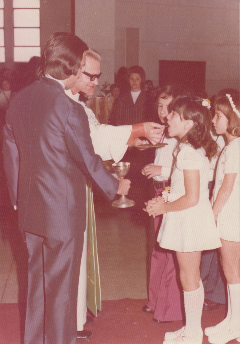 A família de Paula sempre foi bastante católica, seus irmãos sempre participava de encontros de jovens e ela mais tarde também. O dia começou muito bem, depois foram almoçar fora com a família e, à noite, teve uma festa para os amigos. A primeira comunhão aconteceu na Igreja Nossa Senhora da Salete, em Santana (SP).