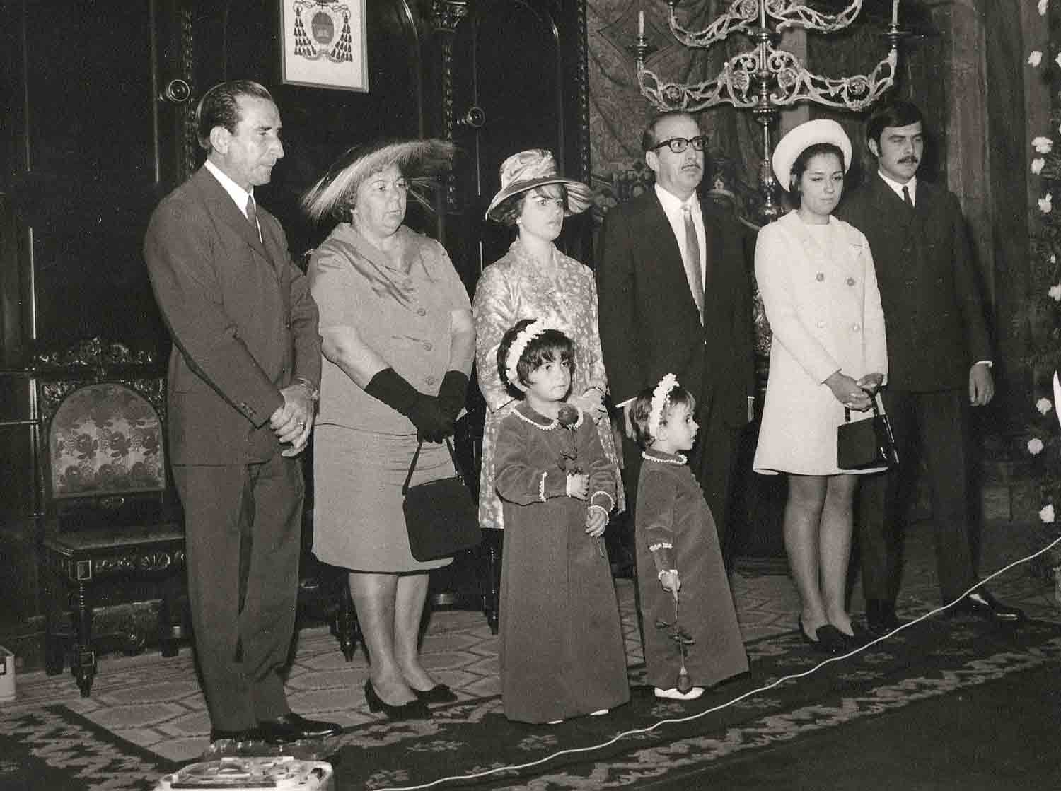Pai, mãe, tia Cecília, tio (Zé), cunhada (Ideli) e irmão Nininho. Paula com quatro anos foi daminha com a prima Iara, filha do tio Zé, na Igreja Sagrado Coração de Jesus, Centro (SP). 