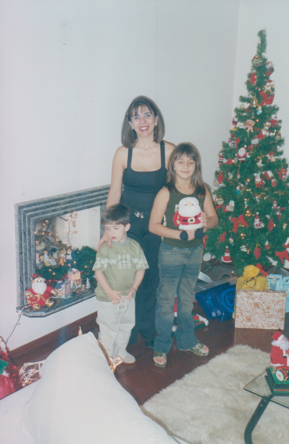 Paula em casa na Serra da Cantareira (SP) com seus filhos: Gabriela (oito anos, na época) e Vinicius (três). 