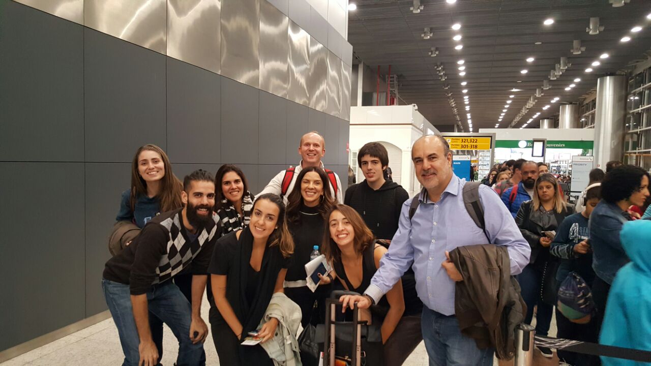 Viagem com a família reunida (filhos e agregados) na comemoração dos 60 anos do chefe da casa! Na foto estão: Newton, Paula, Niall, Olivia, Gustavo, Ana Clara, Marilia, Gabriela e Vinicius, no Aeroporto de Guarulhos (SP).