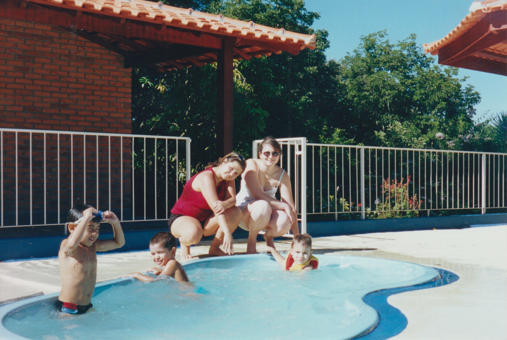 Com a Carla Ferrari (com o filho), a Erica Silveira (com o sobrinho). O Ian, meu filho, está tirando os óculos. Foi um dia de confraternização da Allergan em um sítio.