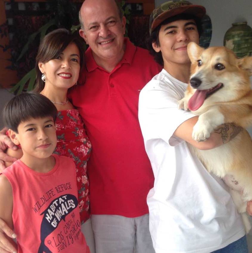 Minha família. Também tenho uma menina, a Mel! Trazer um animal na família modifica tudo! Agrega!