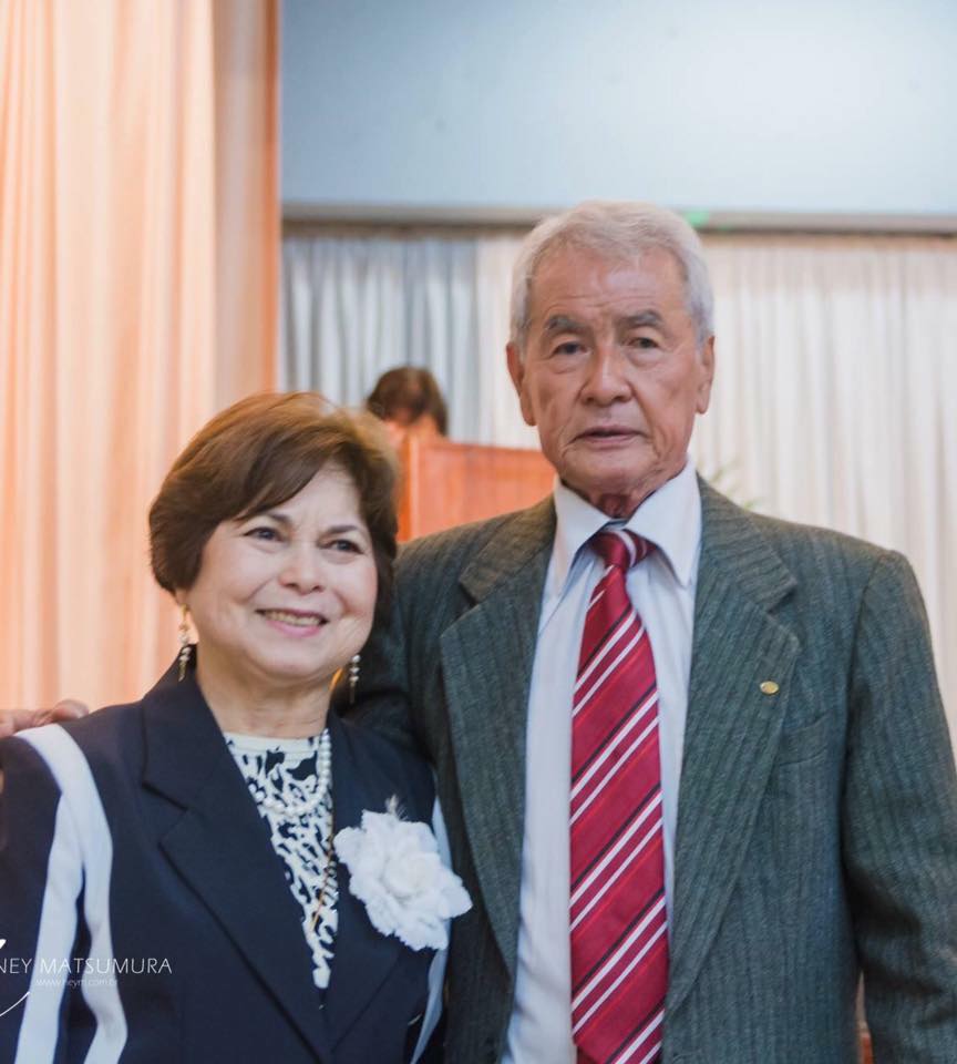 Meus pais: dona Hiroko e seu Shizuo. Meus pais são muito ativos, na foto estão num concurso de karaokê! Estão sempre na liderança dos grupos de karaokê do bairro Vila Marina!