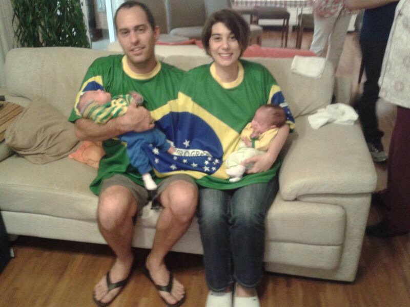 Depois de 89 dias de UTI neonatal, enfim, a família inteira reunida em casa para torcer pelo Brasil, na estreia da nossa selação na Copa do Mundo no Brasil, no dia 12 de junho de 2014!