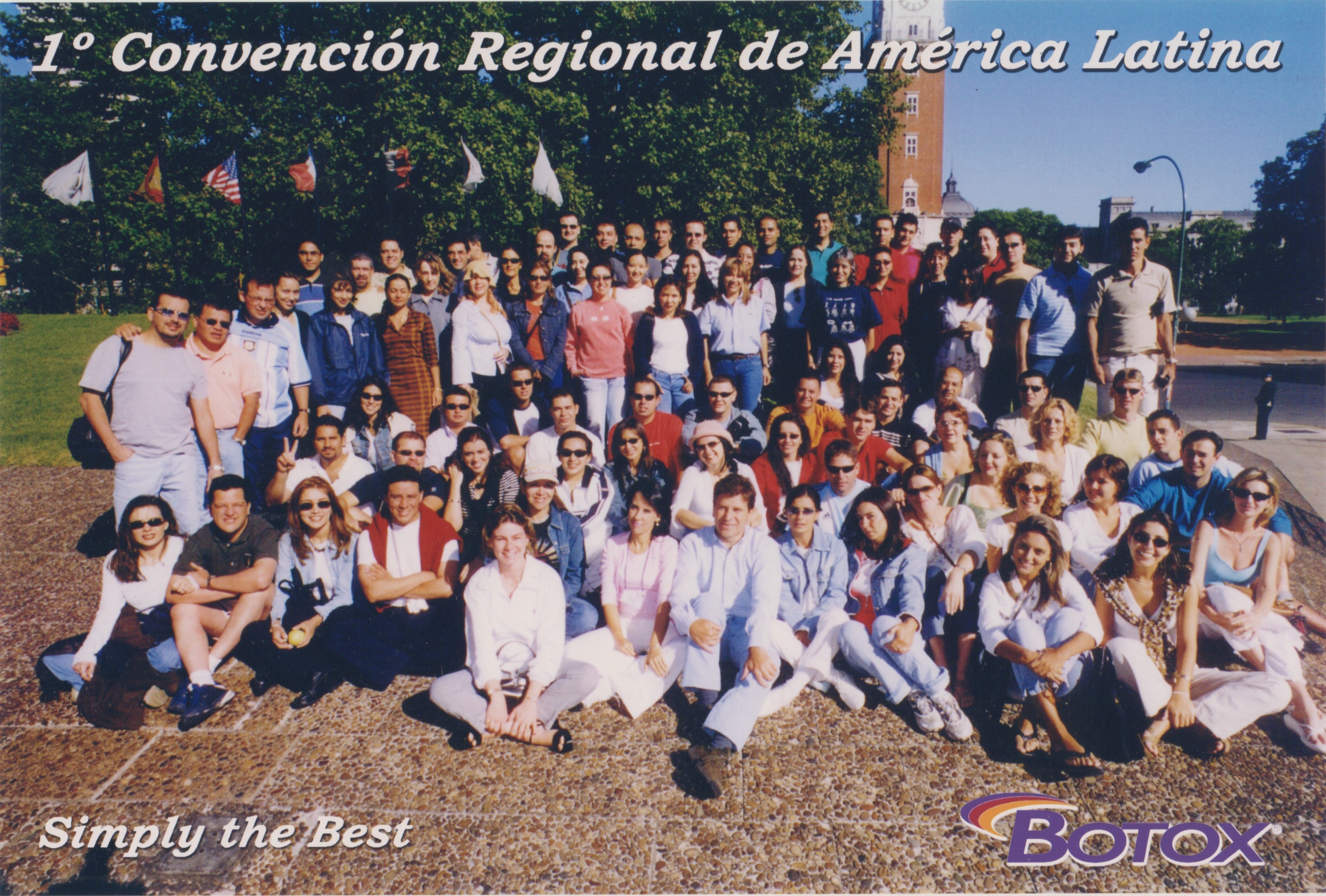 Cristiane, terceira da direita para a esquerda na primeira fila, junto de outros participantes, par da equipe de venda de todos os países da América Latina, na 1ª Convenção Regional da América Latina do Botox.
