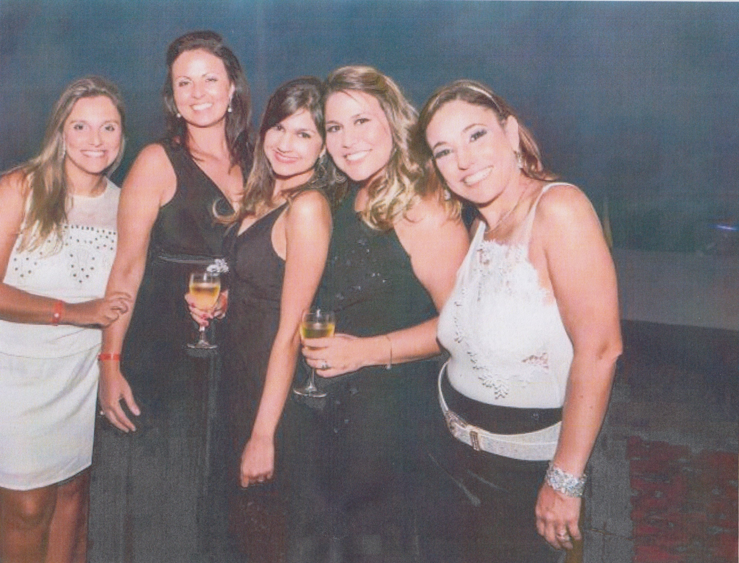 Cristiane, primeira a esquerda, com colegas da equipe desde o início da carreira na Allergan, em convenção em Cancun. Juliana e Amanda Machado, ao centro, contribuíram com o seu desenvolvimento.