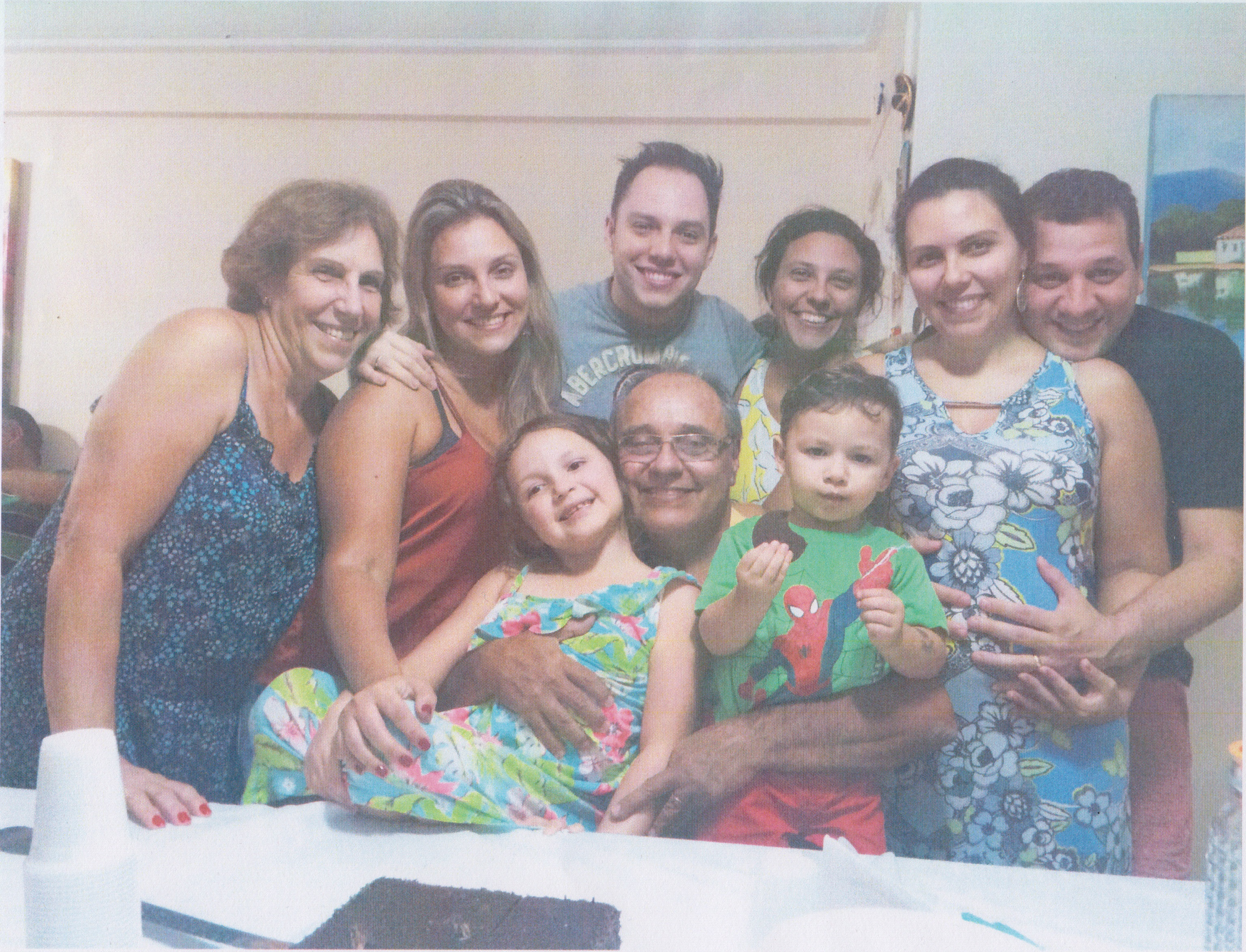 Da esquerda para a direita, mãe, Cristiane, irmão Thiago, irmã Liliane, irmã Viviane grávida e cunhado; sentados, o pai de Cristiane com seus dois sobrinhos, em seu aniversário na casa dos pais.