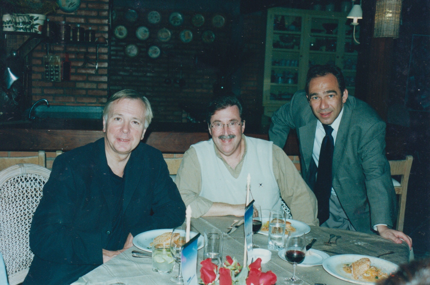 Congresso de Parkinson em Florianópolis. Eu, à esquerda Henrique Ferraz e à direita, Andrew J. Lees (Inglaterra)