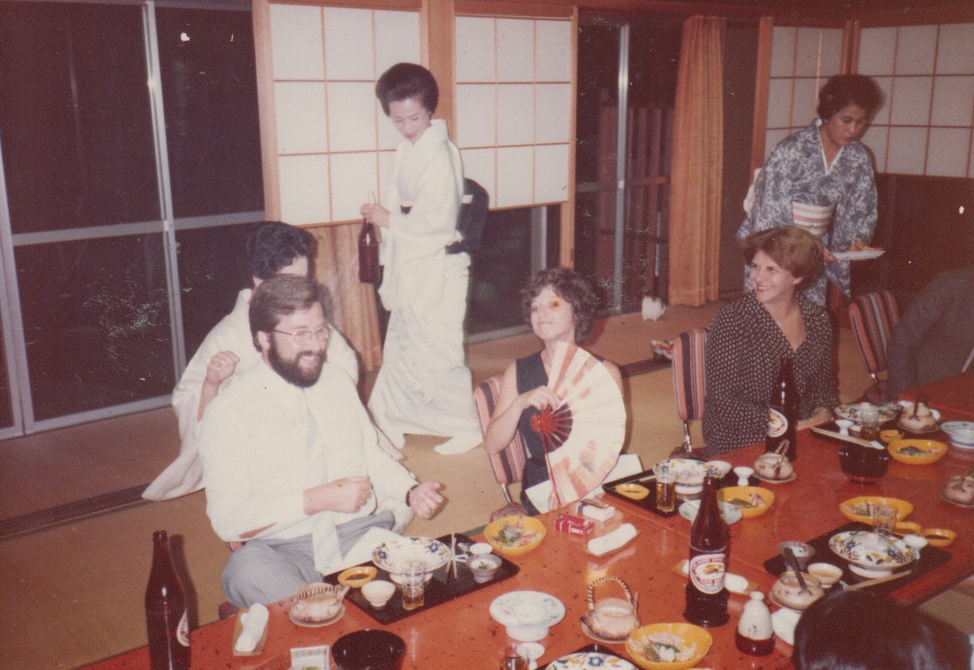 Congresso Mundial de Neurologia numa casa de gueixas. O diretor do congresso era japonês, numa família de médicos de 50 gerações e ele nos levou pra lá. É super difícil um oriental entrar numa casa assim. Na foto, estou com minha esposa (Lucia Maria) e a Helena, esposa do diretor Roberto Merano.