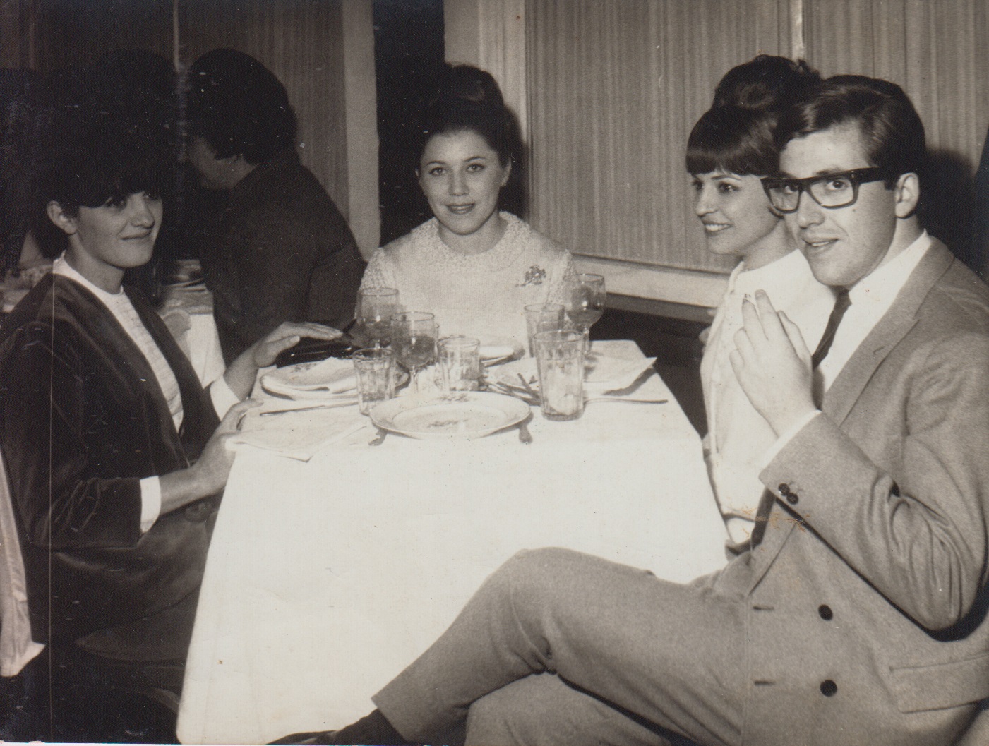 Aos 15 de novembro comemorávamos o café em um baile. Na foto, estou coma a Lucia Maria e duas primas.