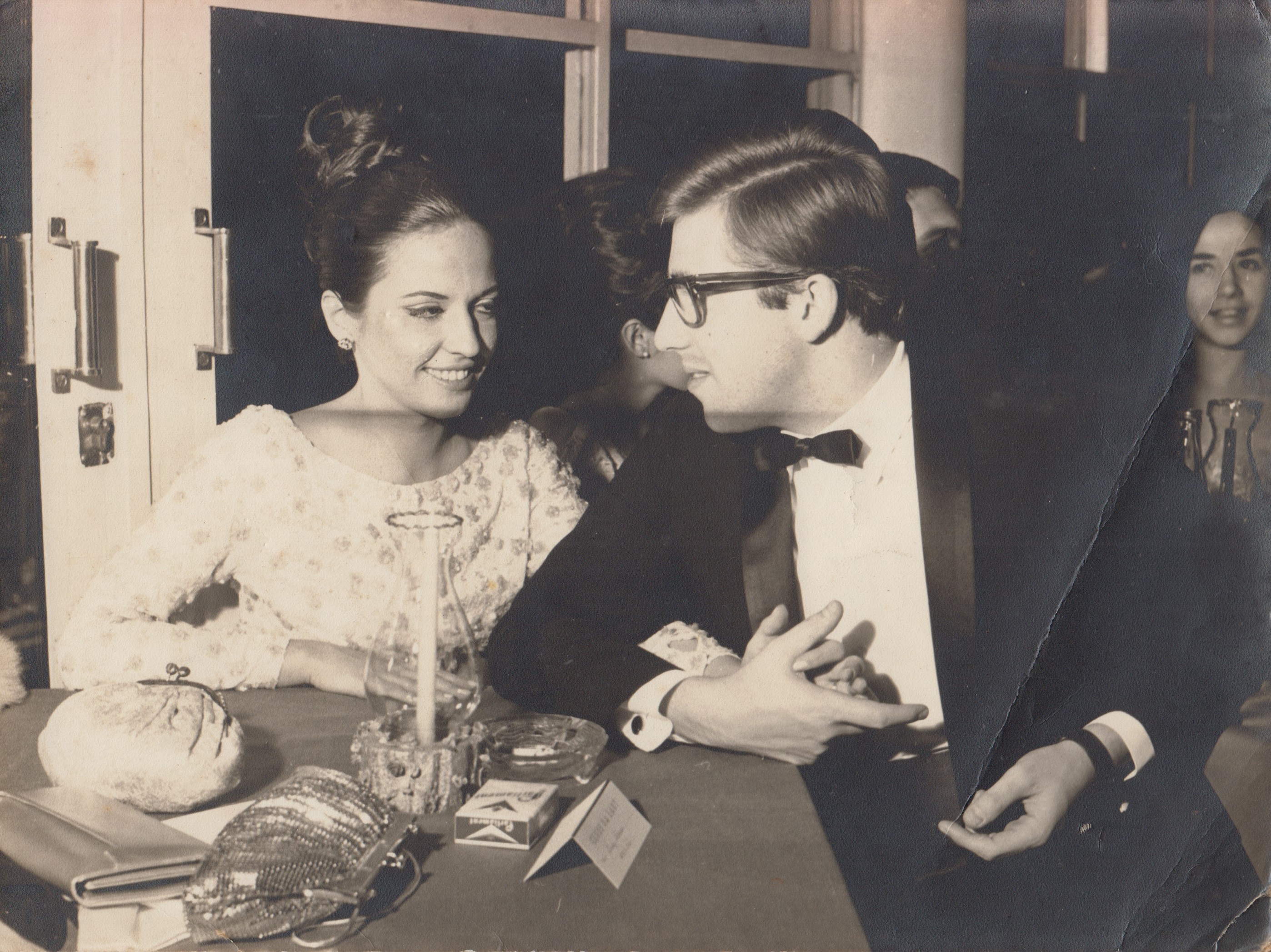 Com minha esposa, namorada na época, num baile de debutantes.