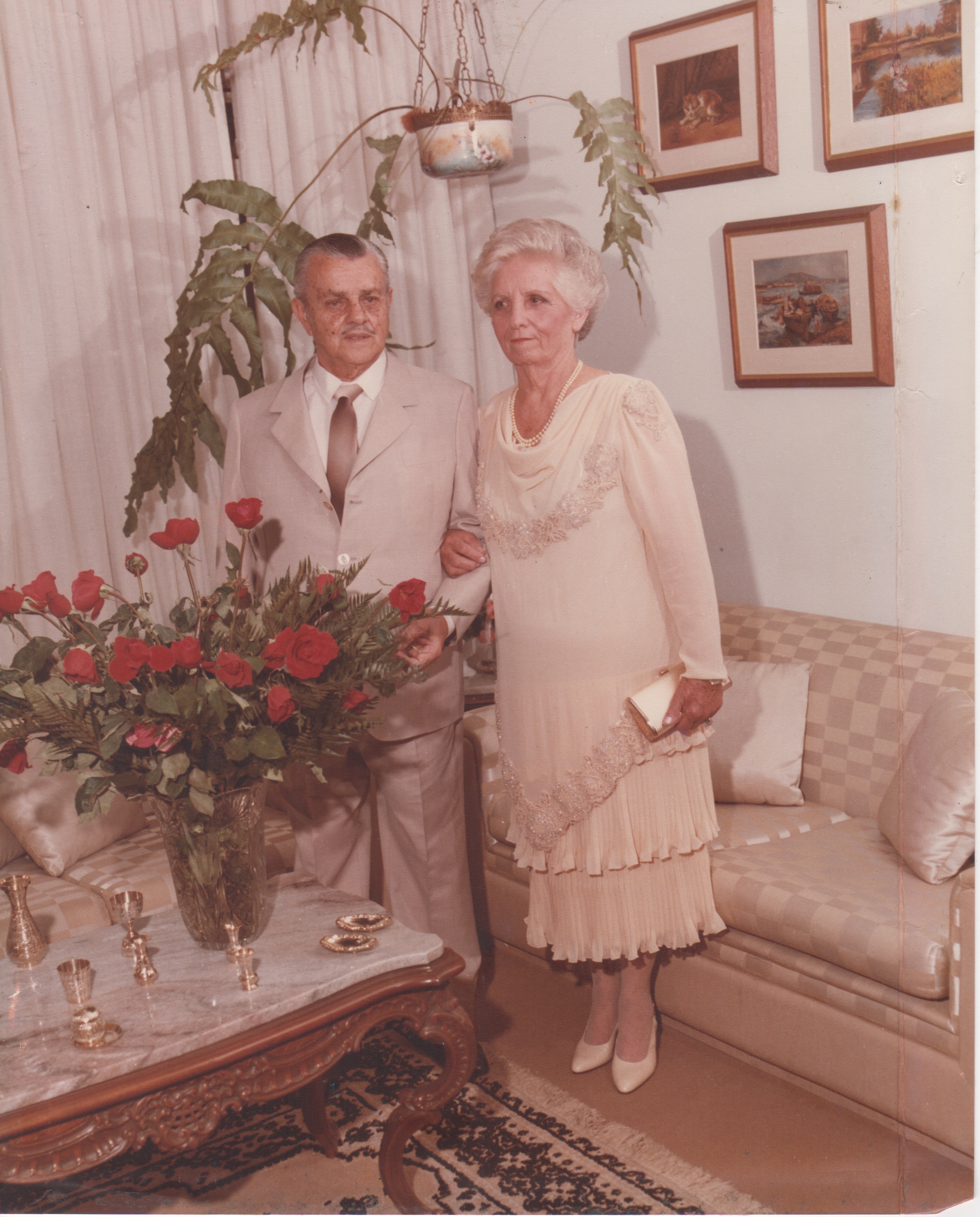 Boda de ouro dos pais de Anna, Paulo e Maria. A mãe está com um vestido que tinha visto em uma loja e se apaixonou: mas era muito caro. Anna conta que fotografou da vitrine e pediu para uma costureira fazer um igual.