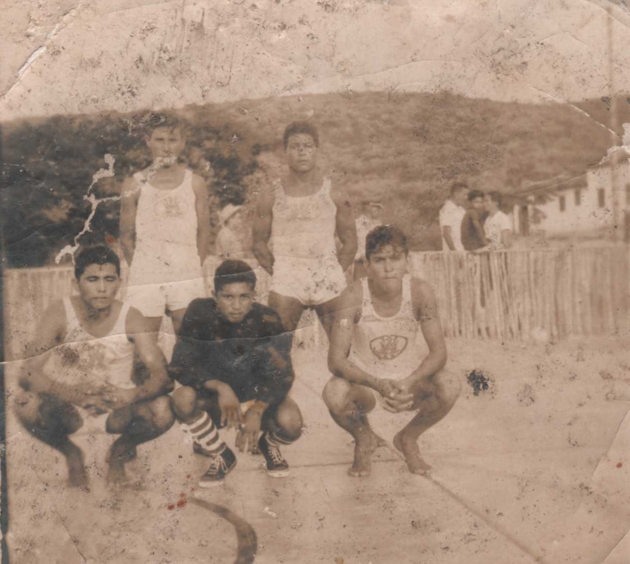 Joatam (irmão de Cleta - Direita, na primeira fila). Em frente ao batalhão do exército, em Catreus. Tinha 18 anos e já estava servindo o exército.