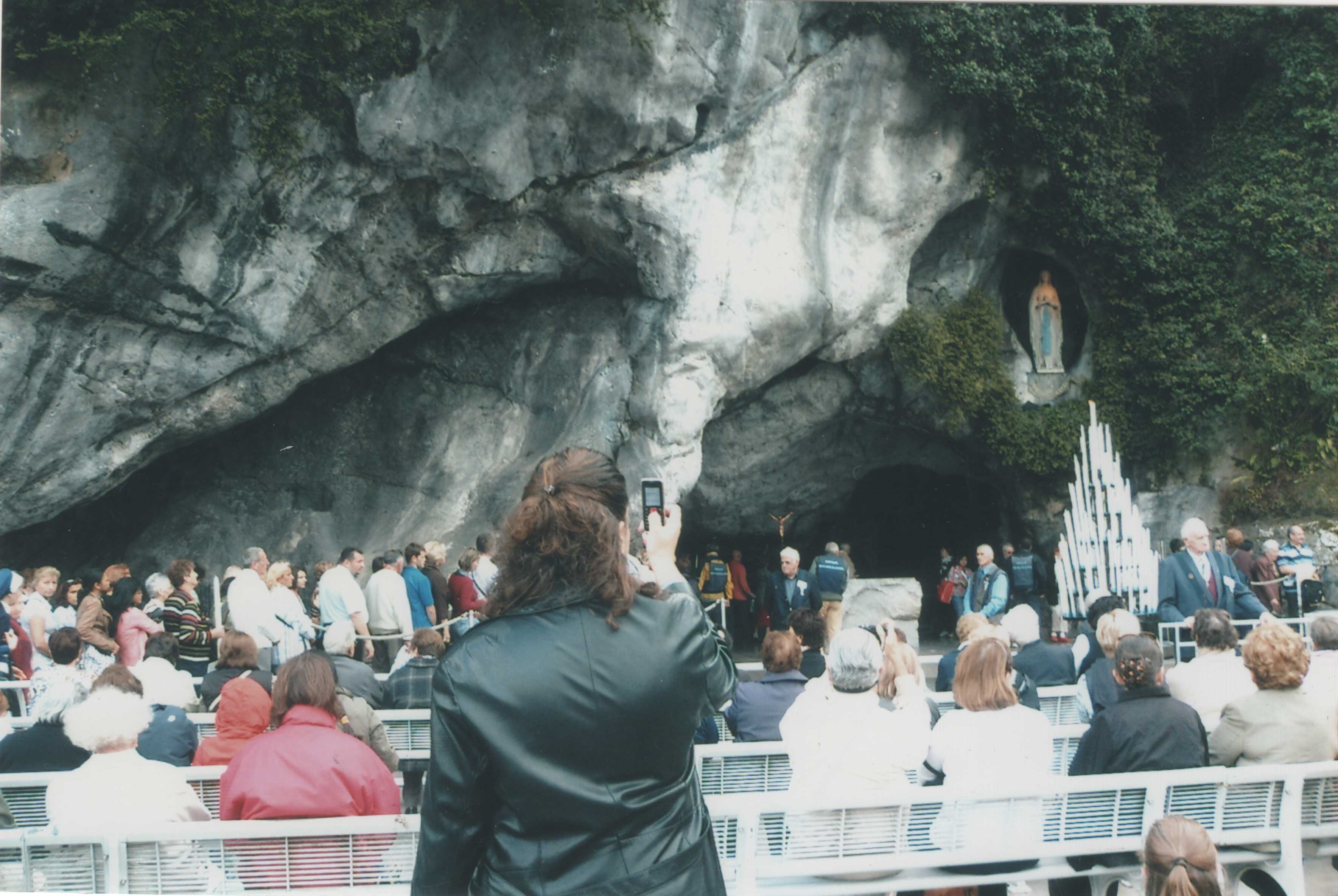 Cleta assiste a missa das 18h na Gruta de Lurdes, enquanto viaja por Portugal.
