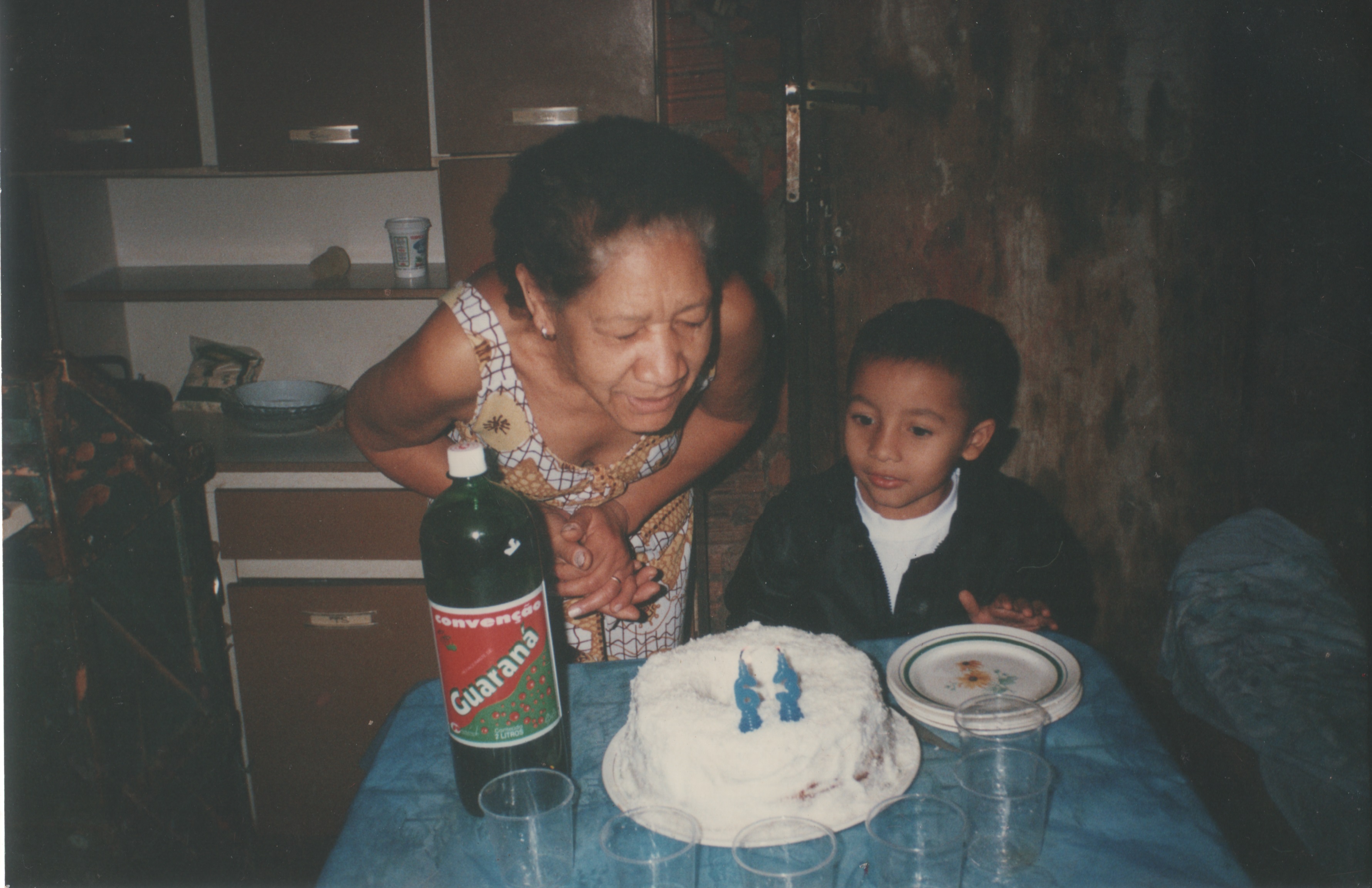 Aniversário da mãe de 63 anos. Tinham acabado de chegar da quermesse do SESC Pompeia.