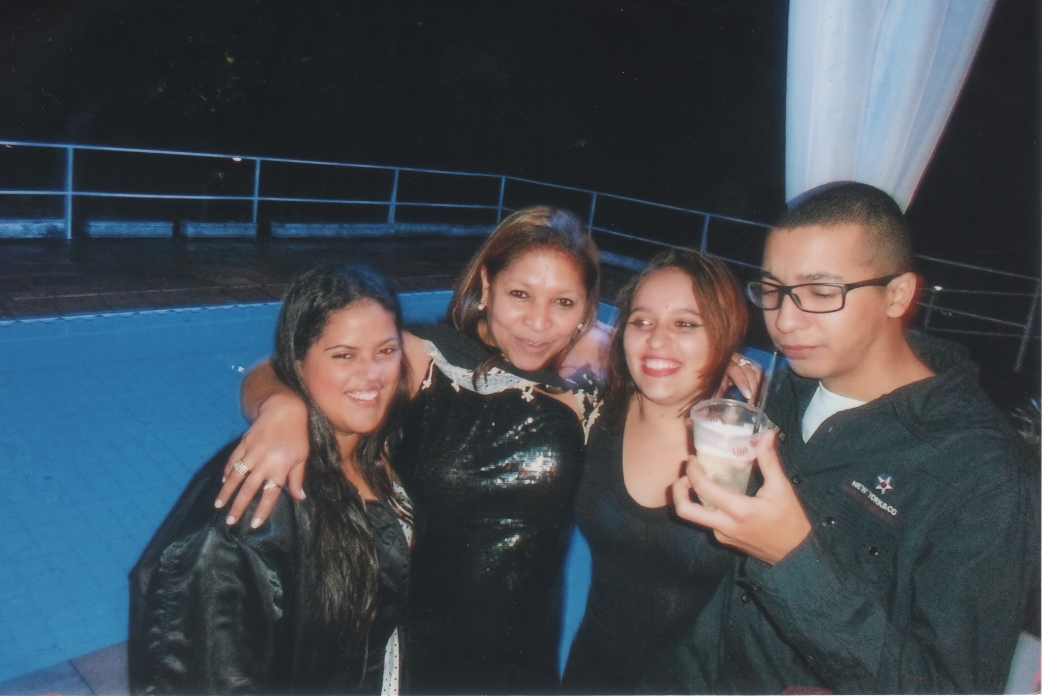 Casamento de uma sobrinha na hora da balada. Balada com os sobrinhos: Gabi. Sonia, Thais e Rodrigo.