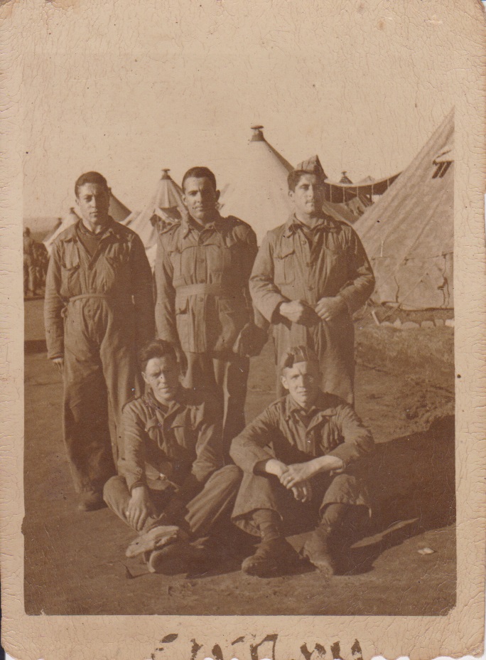 Pepe é o que está ao meio, em pé.