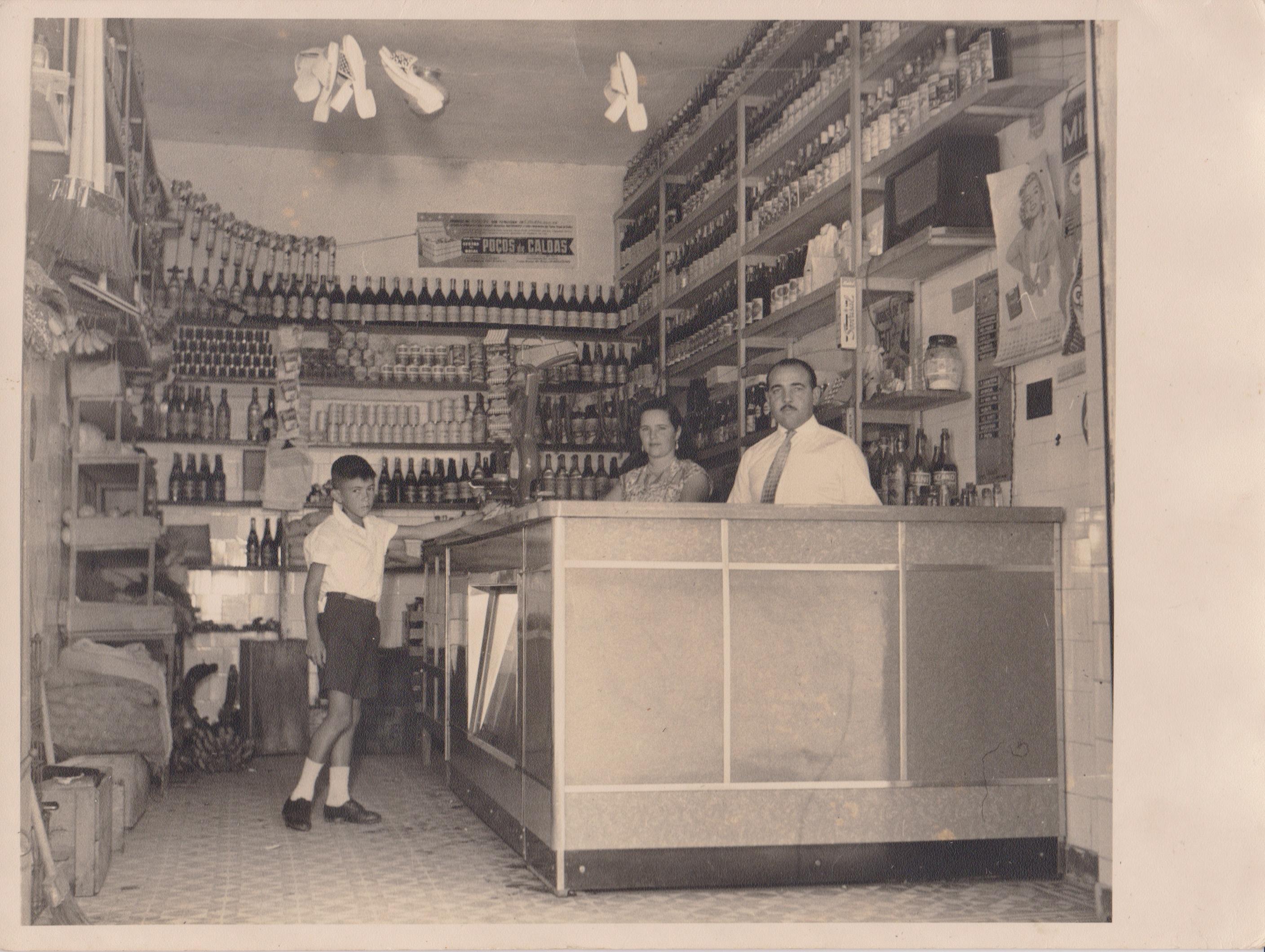 Pepe com a esposa e um garoto que vendia frutas. Vila Mazzei, Zona Norte de São Paulo.