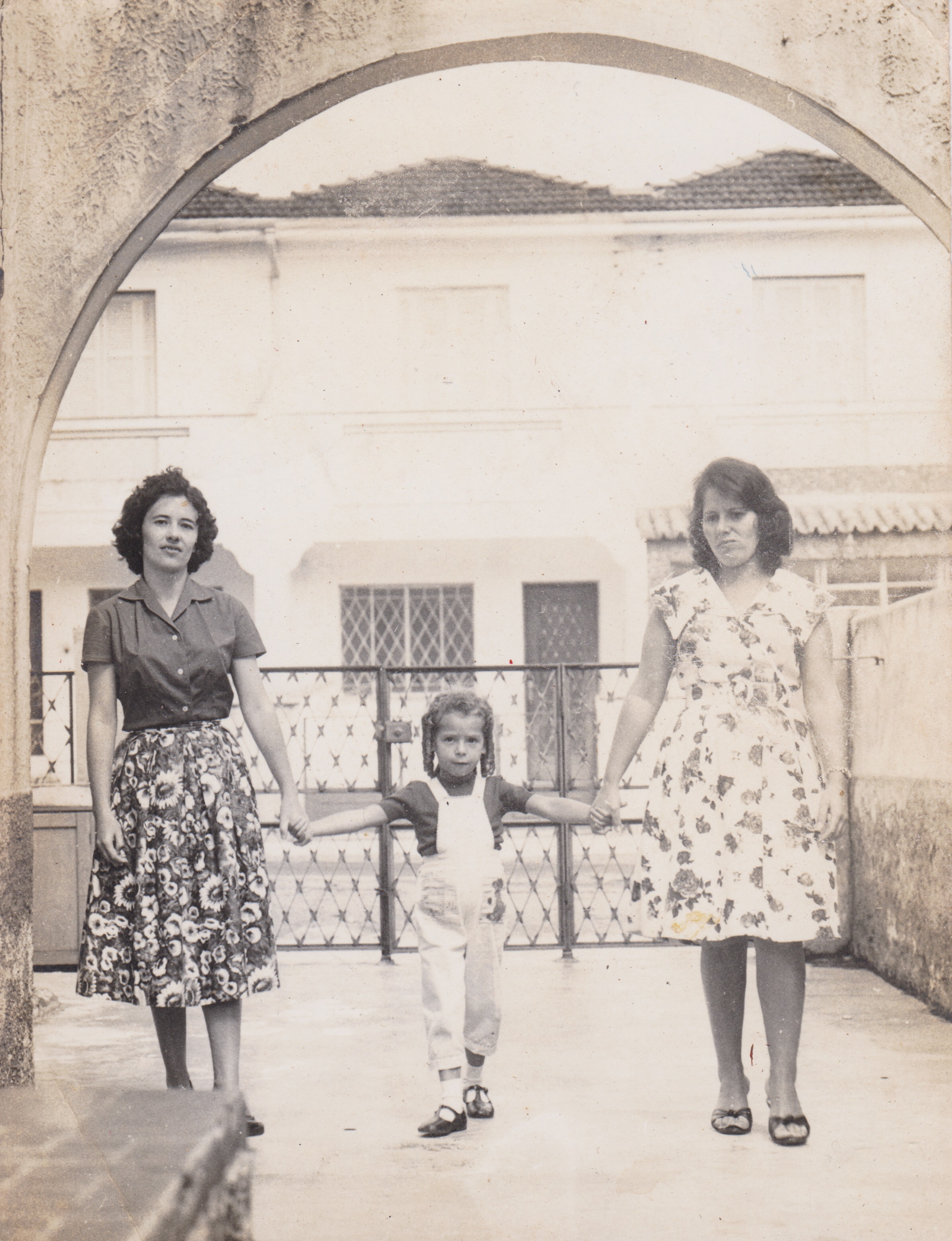 A esquerda, Cida, mãe de Silvana, que está ao centro, elas estão de mãos dadas com Maria Luiza, amiga de Cida.