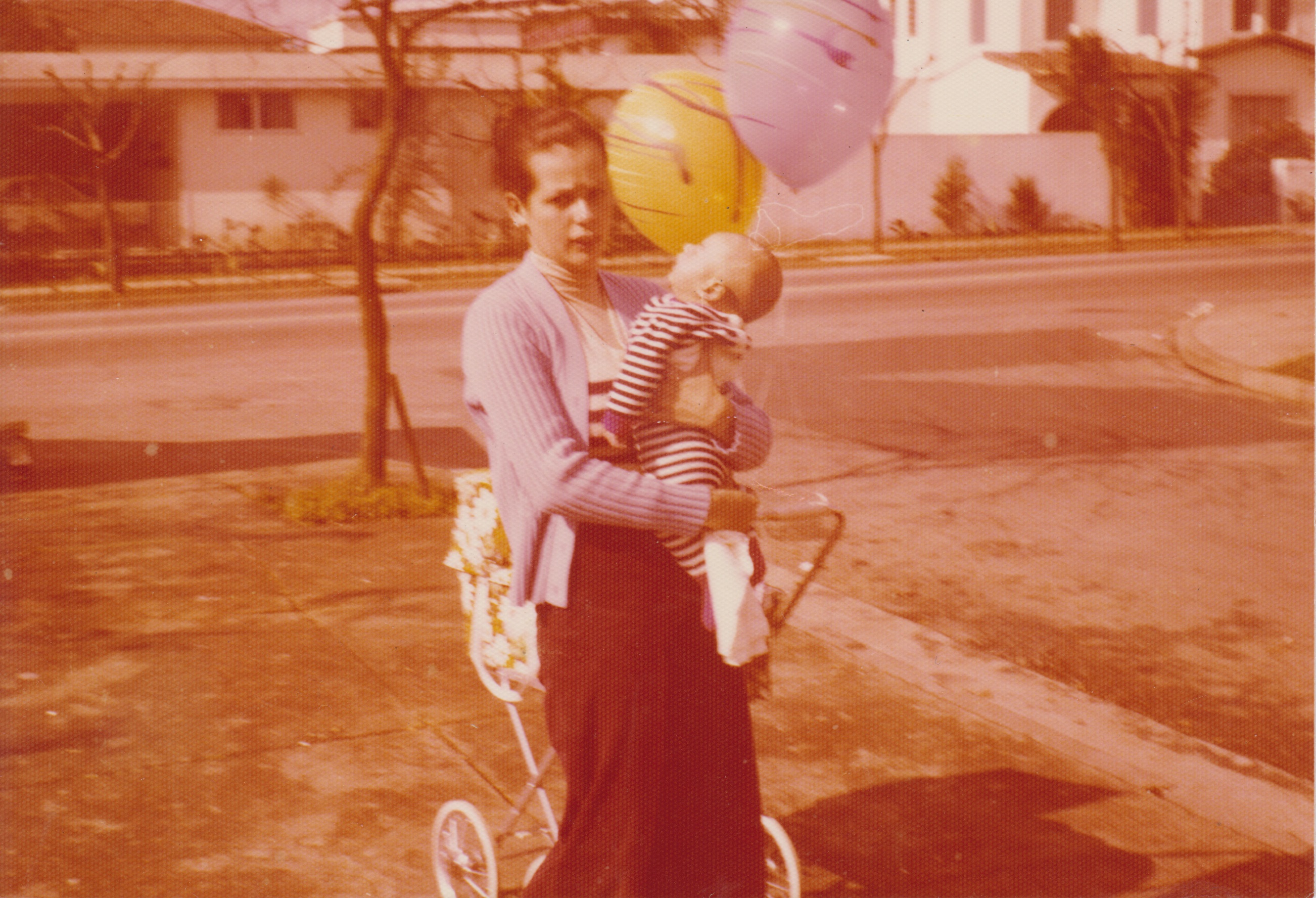 Alguns meses depois do nascimento do Gustavo, filho de Silvana, os dois posam para a foto um pouco antes do almoço quando iriam se reunir com outros amigos.