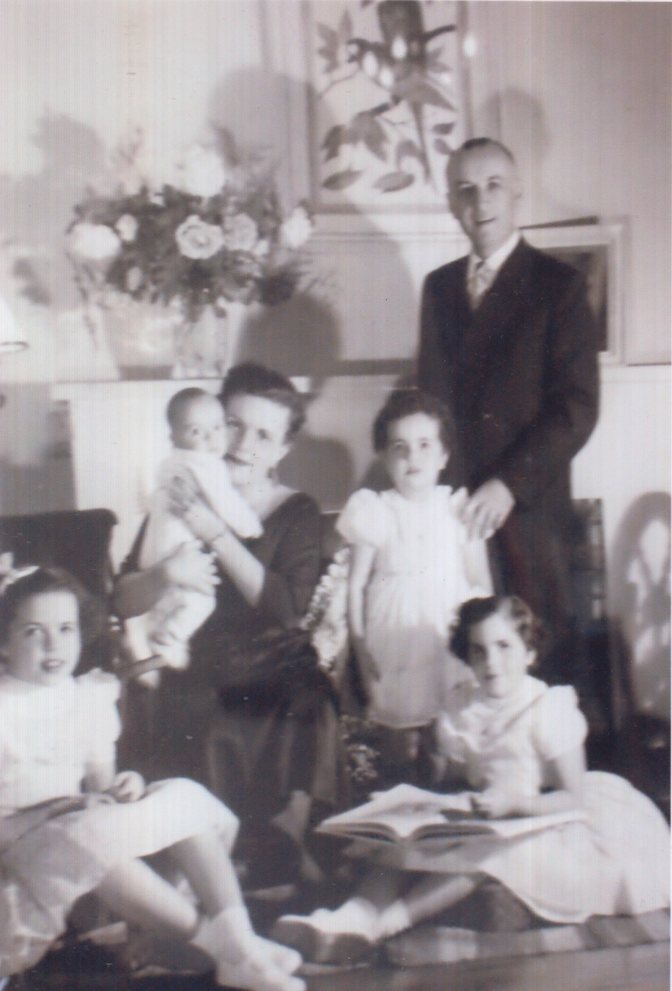 Foto tirada na casa da fazenda em Campinas. Margarida casou-se com Lucien Genevois, diretor da Rhodia. Por conta do trabalho do marido, mudaram-se para Campinas. Margarida com o filho Bernard, então, com seis meses e as filhas Marie Loise, Rose, Anne e o marido Lucien. Moraram na fazenda por 23 anos, a foto foi tirada na despedida de mudança da casa.