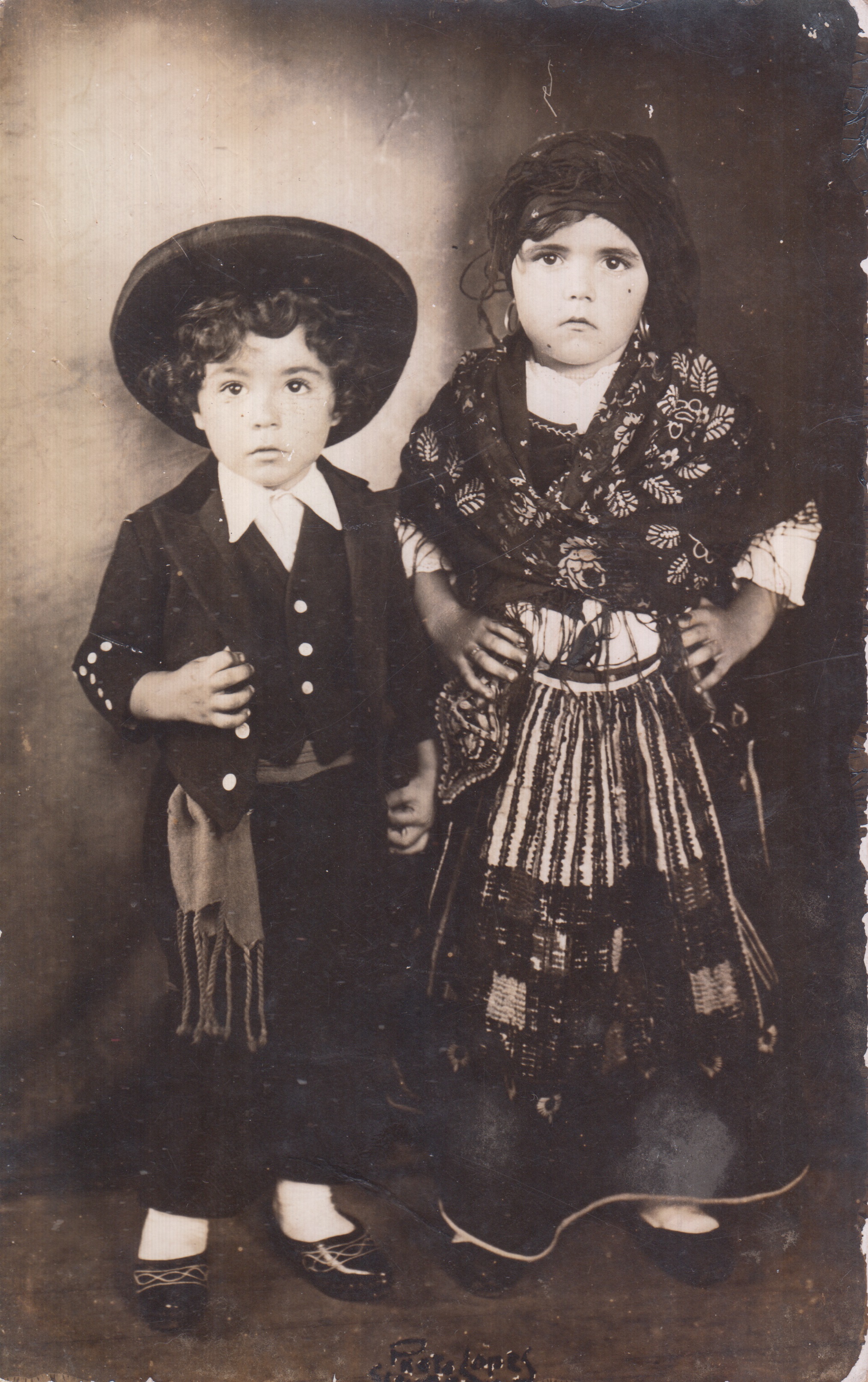(esq.dir) José Luiz e Margarida. Os irmãos posam para foto fantasiados de portugueses no carnaval.