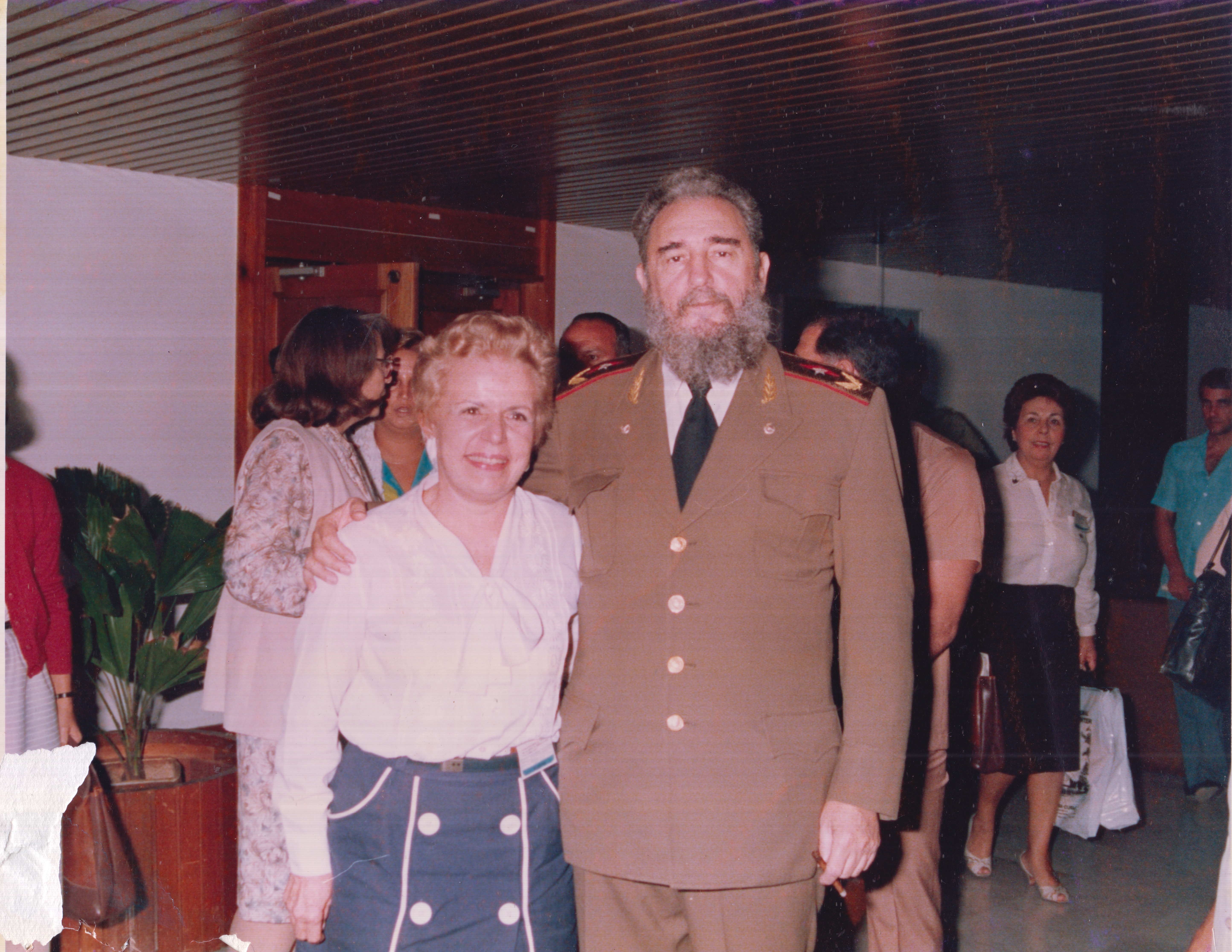 Margarida posa ao lado de Fidel Castro.