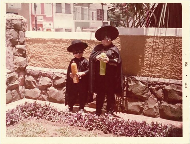 Caito com o irmão Guilherme em fantasia do Zorro Implacável. Prontos para o carnaval.