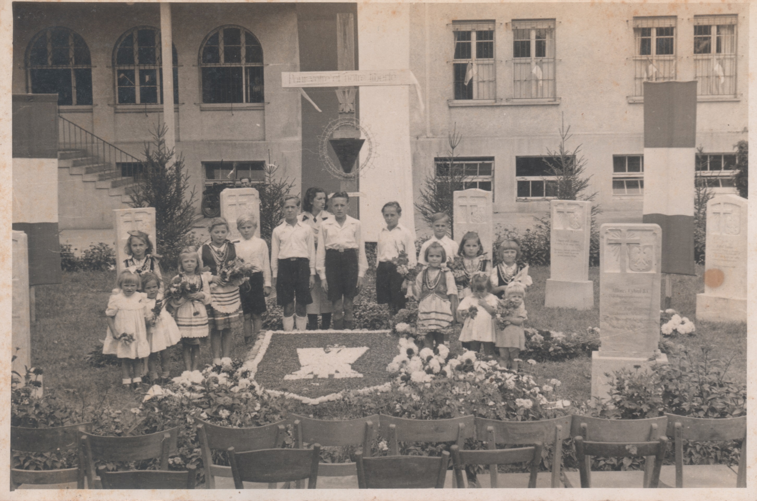Homenagem aos soldados mortos
- cantava-se o hino nacional da Polônia
- a Polônia ainda vive