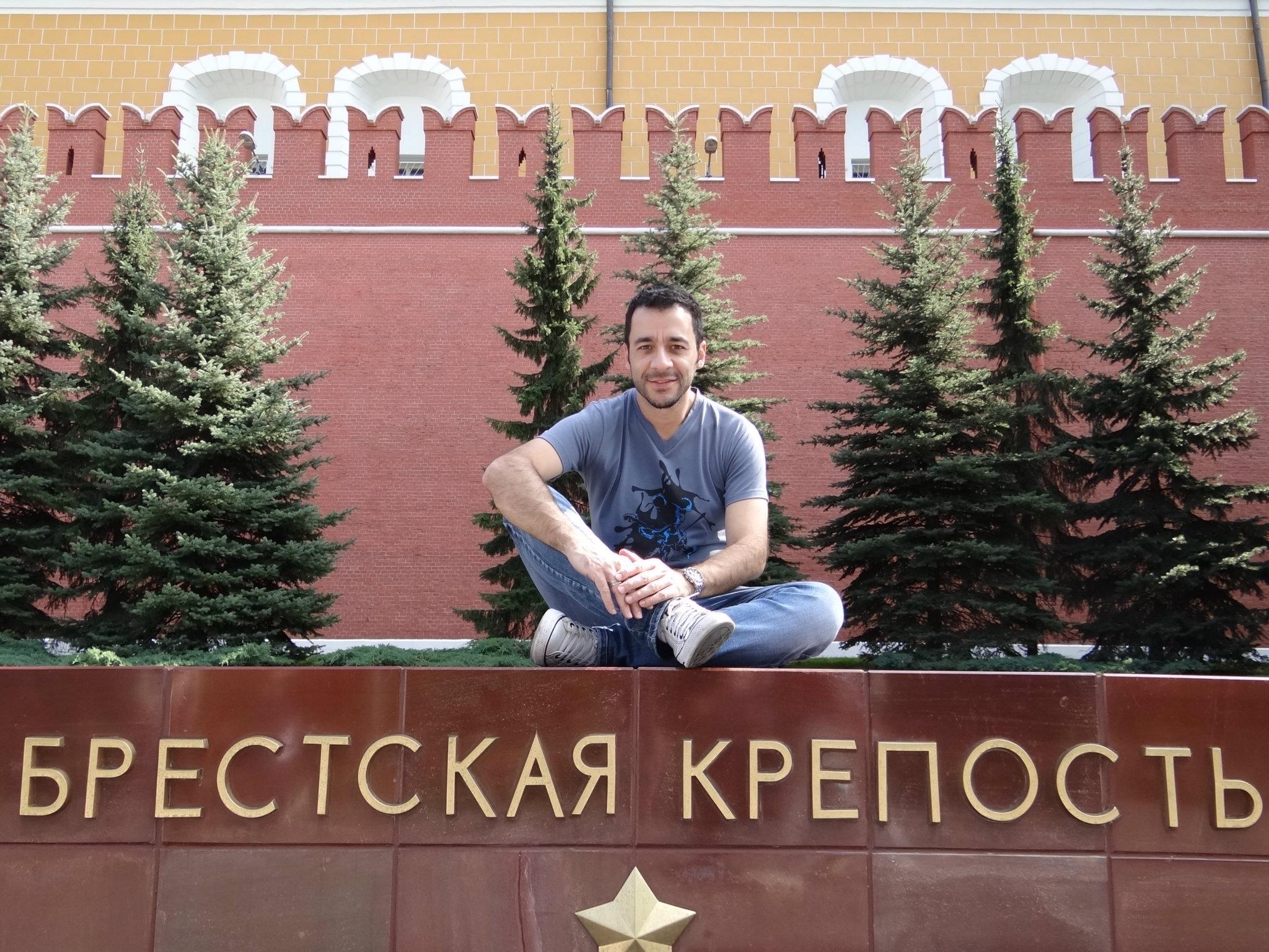 Guilherme em um jardim, ao lado do Kremlin, em Moscou, na Rússia, durante uma viagem de quase duas semanas que fez pelo país. Por conta das dificuldades com o idioma, depois de um tempo, descobriu que estava sentado em cima de um conjunto de lápides de heróis da Rússia, quando um guarda o alertou para que não tirasse fotos ali. Ele conta que morou até os vinte anos em Ribeirão Bonito e por isso, tinha o sonho de ganhar o mundo e sair de seu contexto. Viajou muito sozinho e, nessa viagem, visitou muitos museus e viu, de perto, obras muito emocionantes para ele.