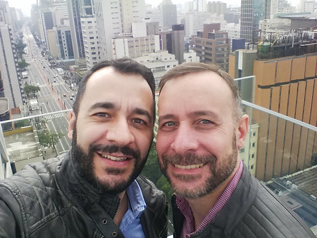 Guilherme e seu companheiro, Daniel, durante uma visita ao terraço do Sesc na Avenida Paulista. Ele conta que gosta muito dessa fotografia pois se apaixonou pelo olhar doce e amoroso que Daniel possui nela. Nessa época, Daniel estava próximo de sua defesa de mestrado e eles tiraram uma tarde livre para comemorar.