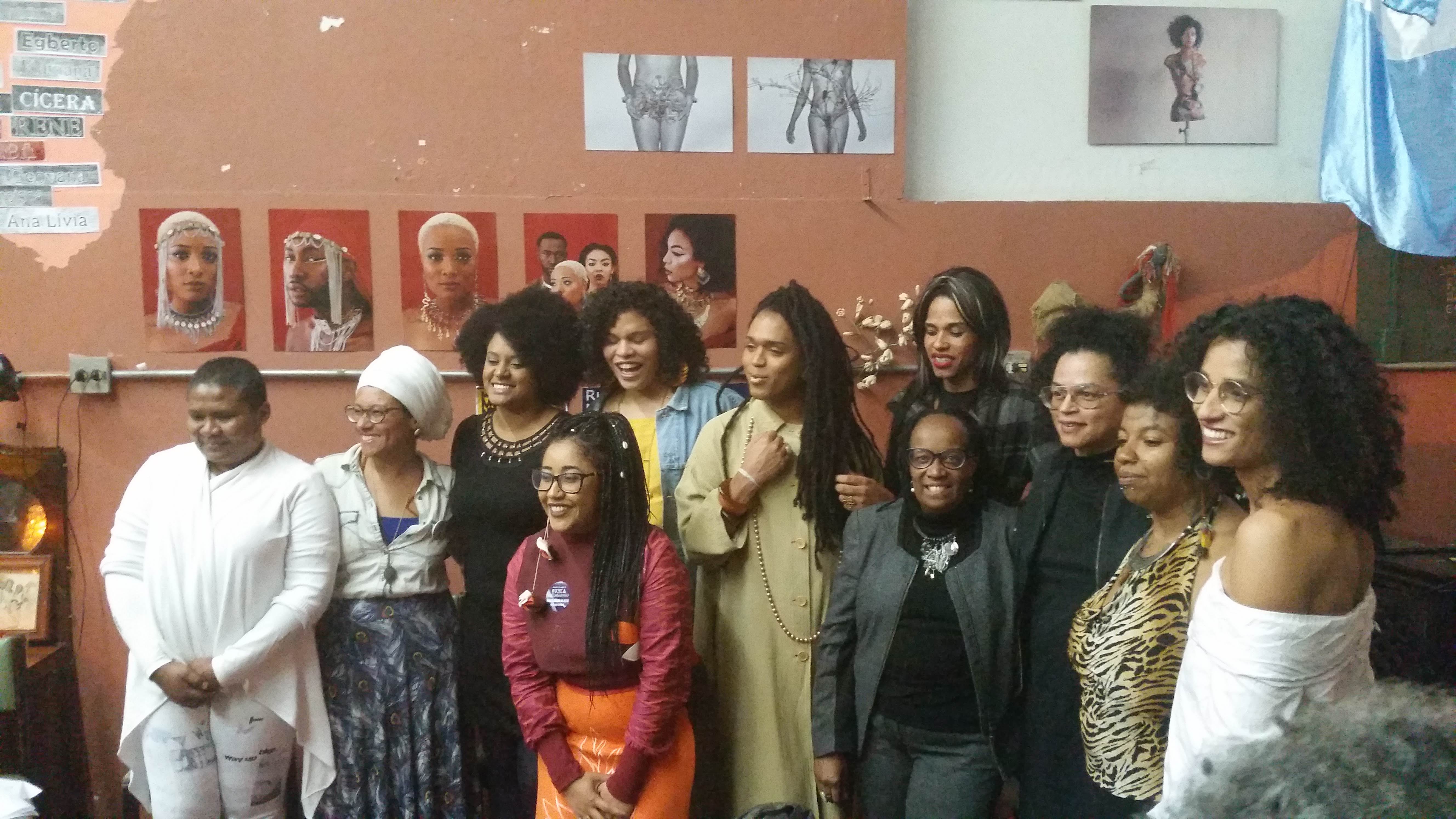 Debate (mesa-redonda): “Mulheres Transgêneras e Cisgêneras: quais encruzilhadas nos aproximam” no Aparelha Luzia, em 2019. Da esq. para dir., Charô Nunes, Cinthia Gomes, Angela Brandão, Maria Clara Araújo, Juliana Gonçalves, Erica Malunguinho, Patricia Borges, Sueli Carneiro, Neon Cunha, Mahu Lima e Terra Johari. Guilherme conta que já tinha feito a transição de carreira em Diversidade e soube do evento por meio de Neon Cunha, que falaria nessa mesa. Neon, para Guilherme, é umas pessoas que, até mesmo em silencio, é capaz de ensinar.