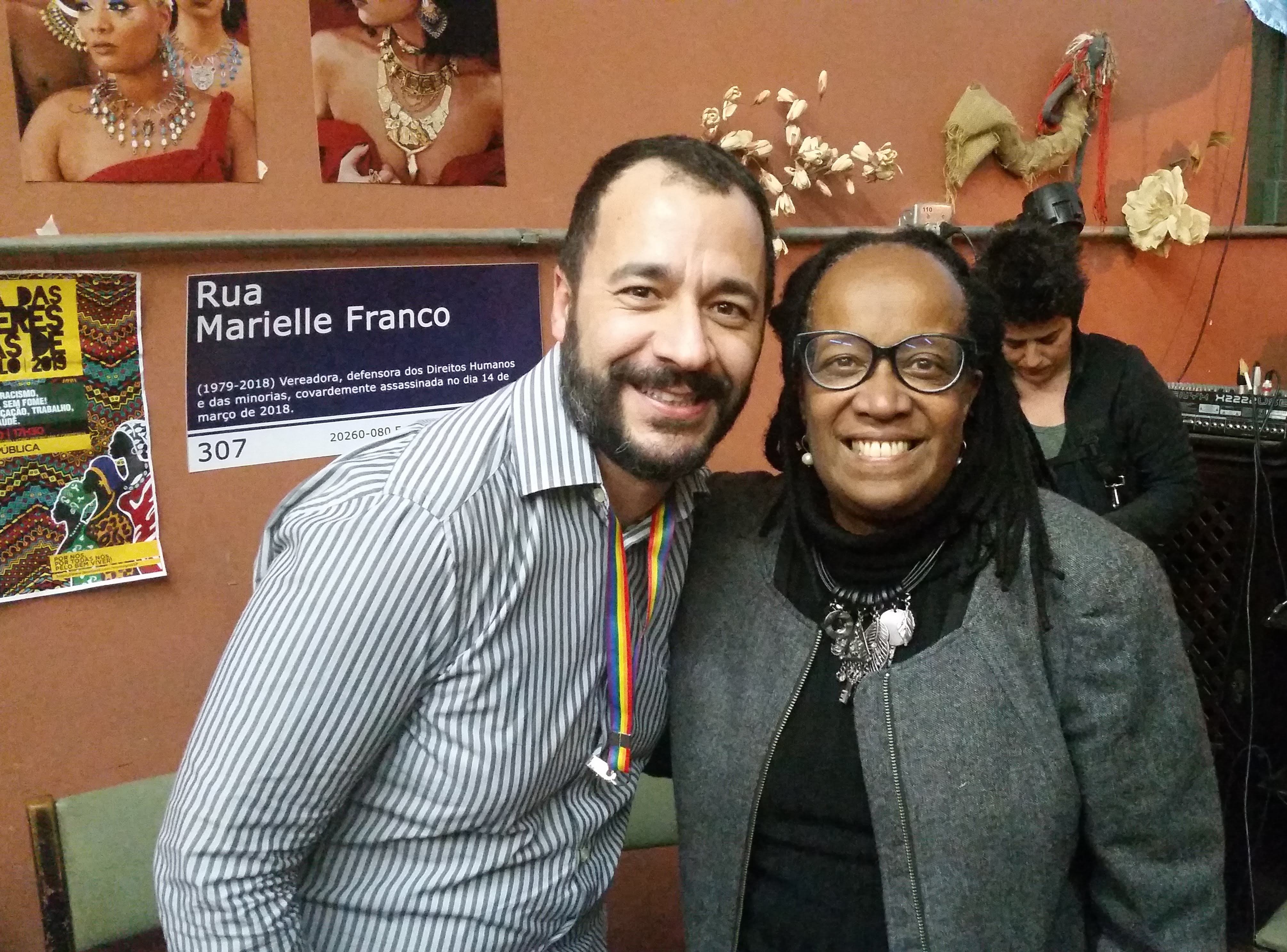 Guilherme com Sueli Carneiro, durante a mesa-redonda: “Mulheres Transgêneras e Cisgêneras: quais encruzilhadas nos aproximam” no Aparelha Luzia, em 2019.  Ali, durante uma fria tarde de sábado, marcado por esse conjunto potente de mulheres, conheceu Sueli Carneiro e a imensidão que ela representava para a luta antirracista. Ele conta que a fala de Sueli naquele dia o atravessou de diversas formas e marcou sua vida.