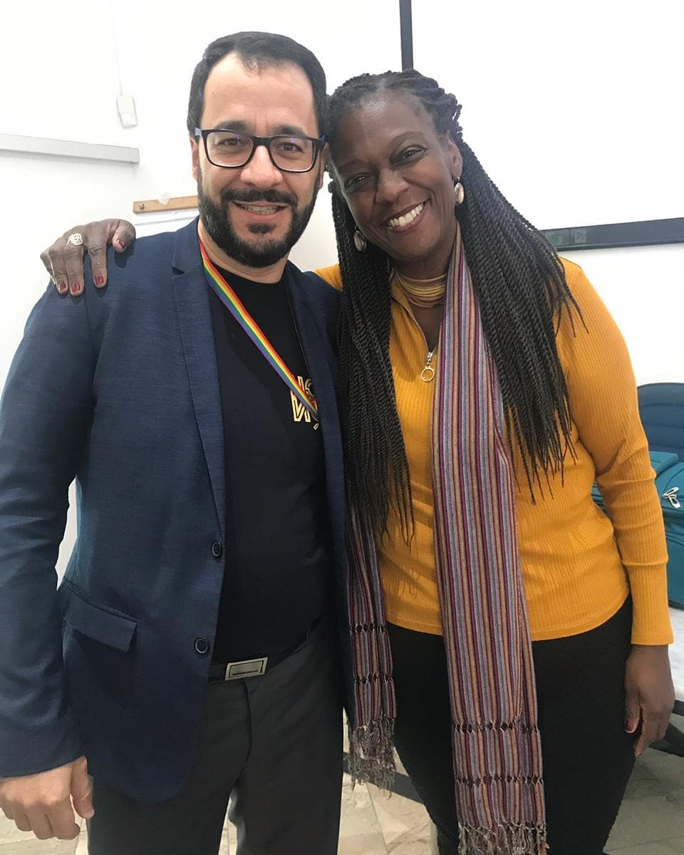 Guilherme e Benilda Brito, durante um workshop sobre racismo e estratégias de conscientização, realizado pelo Rede Brasil do Pacto Global da Organização das Nações Unidas (ONU). Guilherme já tinha feito sua transição para a área da Diversidade e lembra que a palestra de Belinda foi um divisor de águas para sua carreira. Nesse dia, ele conta que a apresentação foi potente e um banho de reflexão, luta e autodefesa. Belinda notou, por conta de sua expressão, como ele ficou interessado no tema.