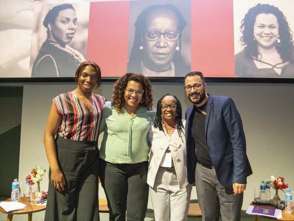 Guilherme durante o primeiro evento presencial organizado por ele, sobre o que viria a se tornar, atualmente, sua marca consultiva, a Diálogos Entre Nós. Da esq. para dir., Yasmin Vitória, Patrícia Santos, Sueli Carneiro e ele. Esse evento foi o primeiro de uma série de quatro, sobre Diversidade, organizados, mediados e produzidos por Guilherme, a convite de Izabella Ceccato, na Google Campus (hoje, Google for StartUps). Ele tinha acabado de conhecer Sueli Carneiro e decidiu convidá-la para a primeira mesa.