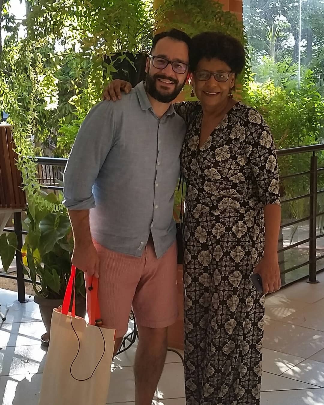 Guilherme e Cida Bento durante o encontro do FOPIR – Fórum Permanente pela Igualdade Racial, que reuniu cerca de 100 pessoas do país inteiro, ligadas a organismos e instituições com foco no combate ao racismo. Guilherme conta que era uma das únicas pessoas brancas ali presentes e foi convidado por Benilda. Ele reflete sobre a importância, para ele, do evento para a compreensão racial do Brasil e de um momento de muito aprendizado e trocas. Na ocasião, aproveitou para tietar Cida Bento, diretora do Centro de Estudos das Relações de Trabalho e Desigualdades, que atua na redução das desigualdades raciais e de gênero no ambiente de trabalho, por quem tem muita admiração.