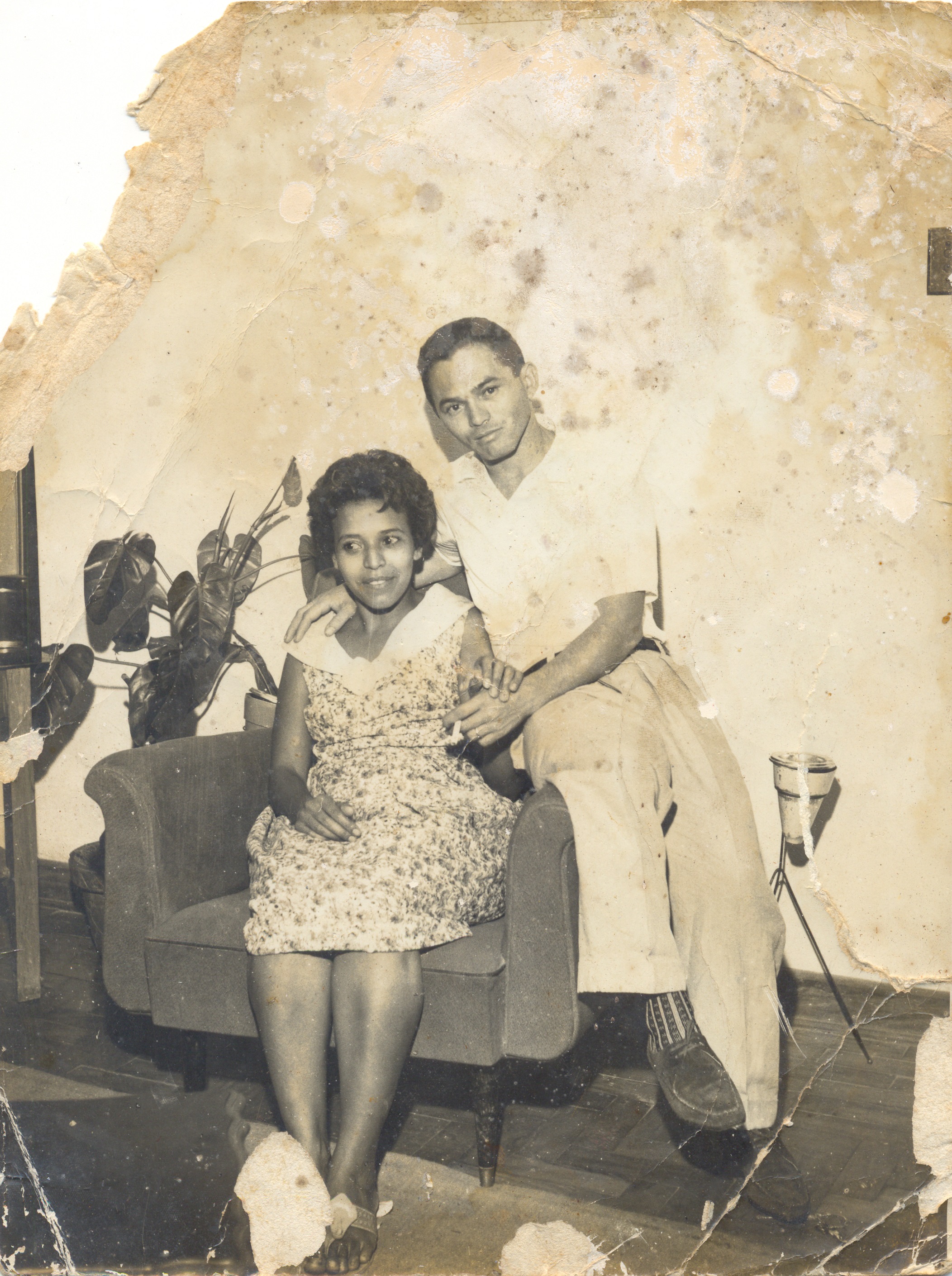 Tirada no aniversário da filha mais velha, Dalva, de 5 anos e a caçula que fazia 1 ano. Na foto aparecem Benedicta e seu esposo Francisco