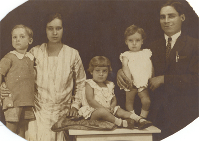 Fotografia tirada em São Paulo para ser enviada a Portugal. Esq. Dir: João, Aurora, Aracy, Mário e Manuel Félix