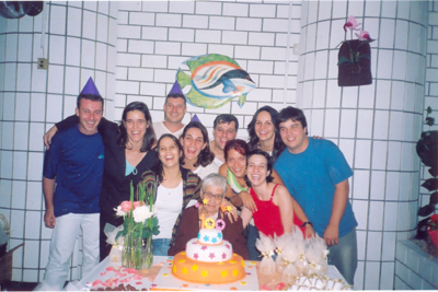Foto do aniversário de 100 anos de Maria Aurora. Esq. Dir: Daniel, Alessandra, Andreia, Adriana, Caio, Marco, Cintia, Daniela, Maysa e Gabriel