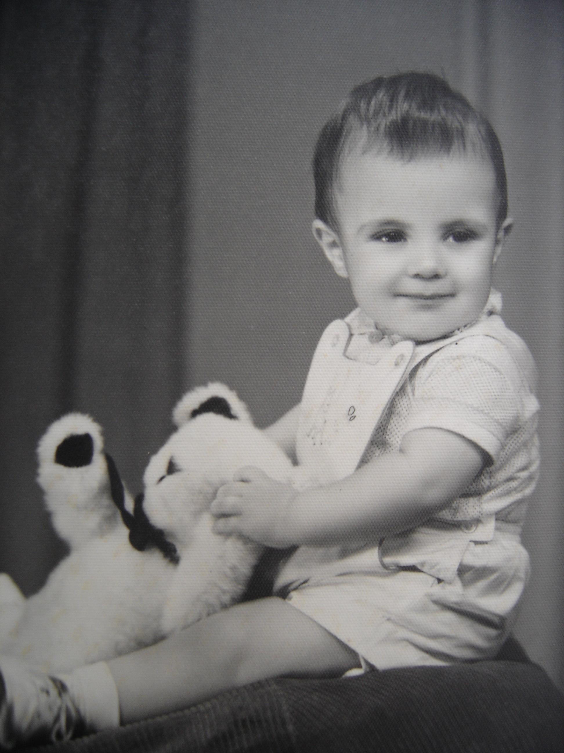 Marcelo pequenino segurando seu ursinho.