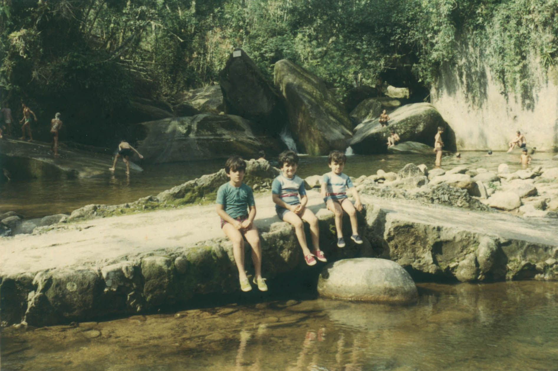 Marcelo com outras duas crianças no Poço das Antas, em Mongaguá.