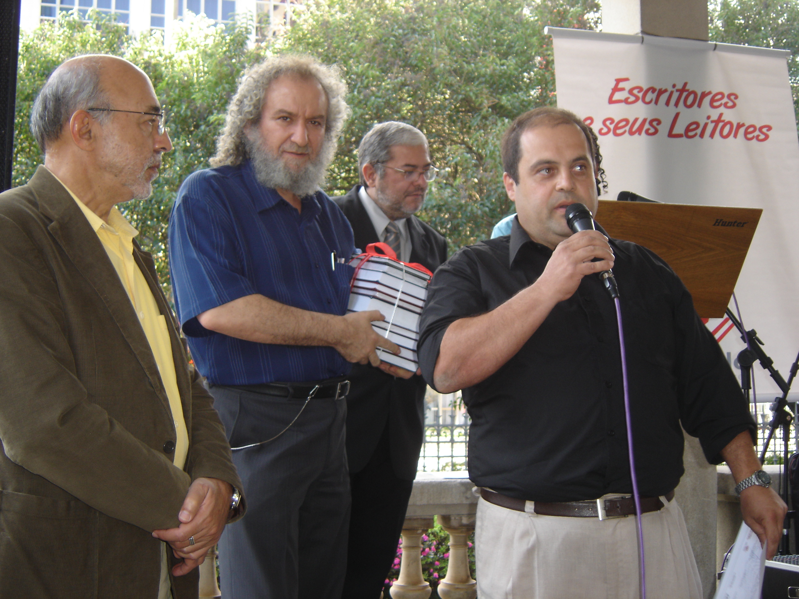 Marcelo recebendo um prêmio do Secretário de Cultura.