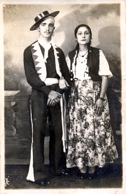 Pai e Mãe de Edson Sespede, Sebastião e Arminda, fotografam fantasiado para o carnaval de rua dos anos 40. A festividade acontecia na Rua Rangel Pestana e Celso Garcia em São Paulo